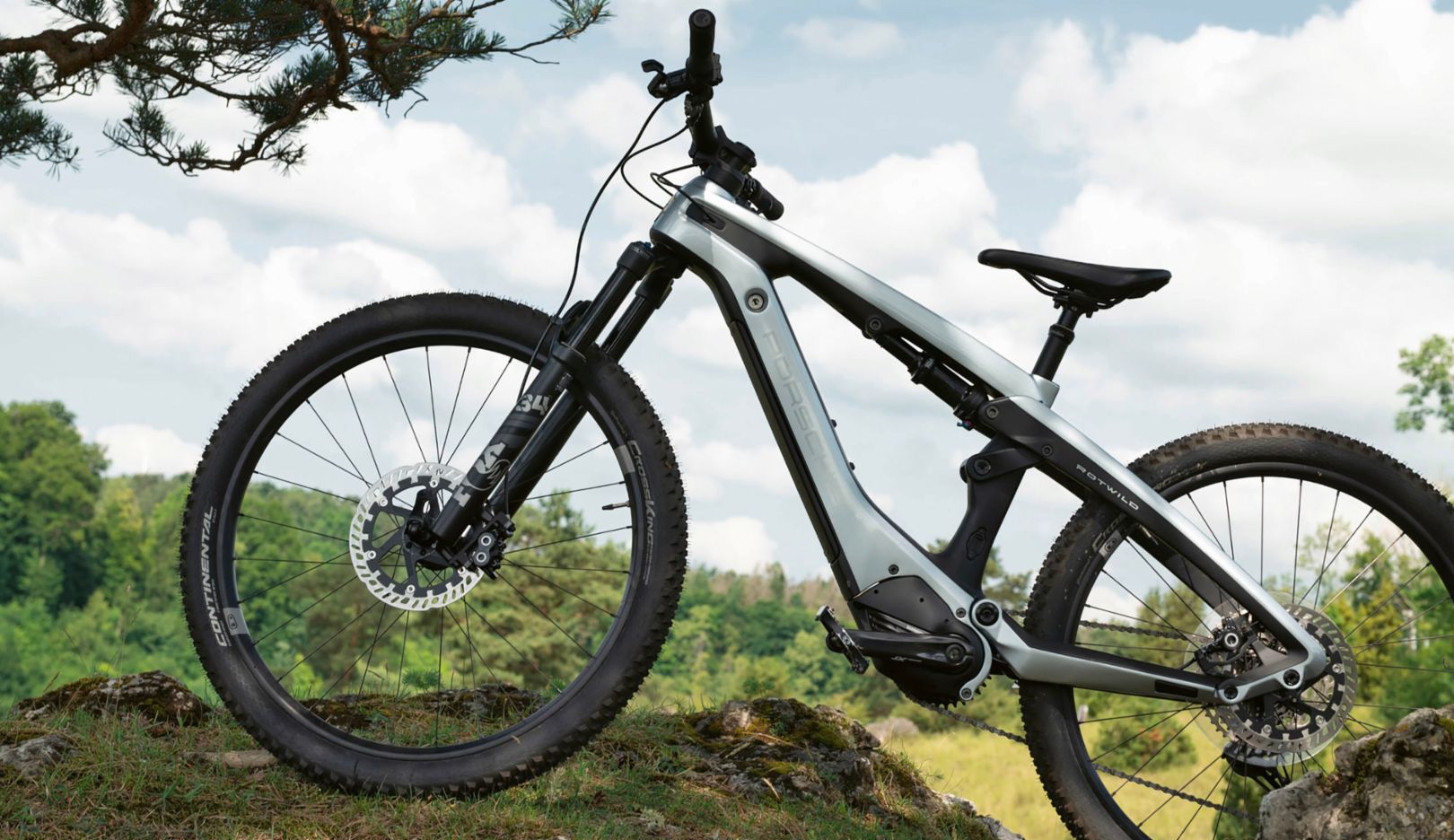 Rock ’n’ Roll: Über Stock und Stein geht es auf dem Porsche eBike Cross mit voll gefedertem Carbon-Rahmen. Entworfen vom Studio F. A. Porsche in Kooperation mit Rotwild, überzeugt es in Design und Performance. Seine robusten Laufräder von Crankbrothers sorgen auch abseits befestigter Wege für maximale Spurtreue. Der leistungsstarke Shimano-EP801-Motor und die 504-Wh-Batterie sorgen für elektrischen Rückenwind.