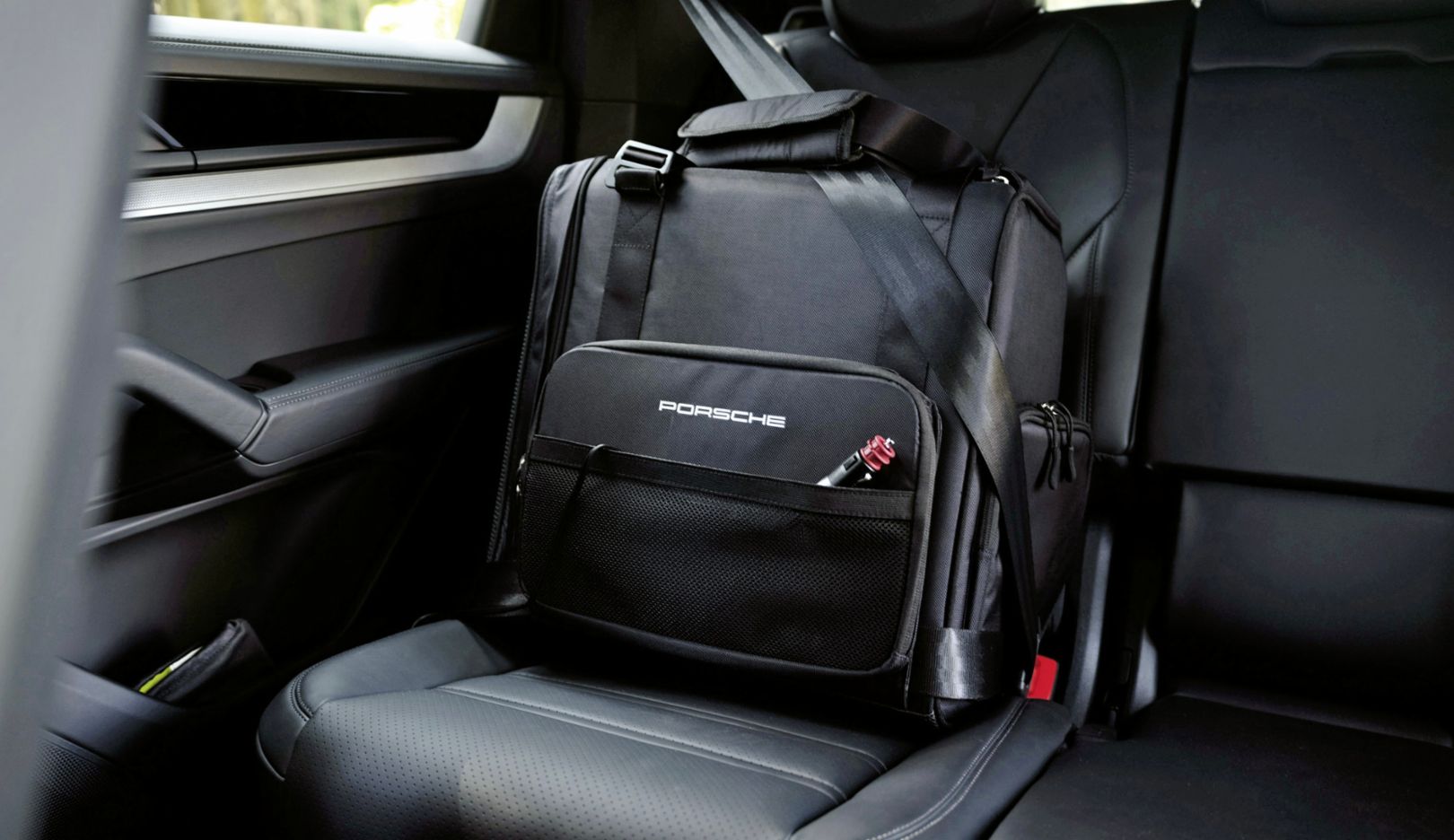 Cooles Teil: In der Porsche Kühltasche bleiben Getränke und Proviant lange erfrischend und lassen sich dank des 12-Volt-Anschlusses im Fahrzeug sogar auf etwa 10 Grad Celsius herunterkühlen. Die Tasche hat ein Fassungsvolumen von 14 Litern und lässt sich für den sicheren Transport mit dem Fahrzeugsicherheitsgurt auf der Rücksitzbank befestigen.