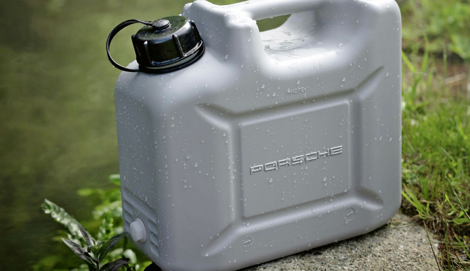 Wasser marsch: Der Porsche Wasserkanister aus lebensmittelechtem, strapazierfähigem Kunststoff fasst bis zu 12 Liter. Die bleiben auch unter Extrembedingungen, wie starker Hitze, lange genießbar. Befüllt wird der Kanister über den Schraubverschluss, die Entnahme erfolgt über einen praktischen Ablasshahn, der während des Transports seitlich am Kanister befestigt ist.