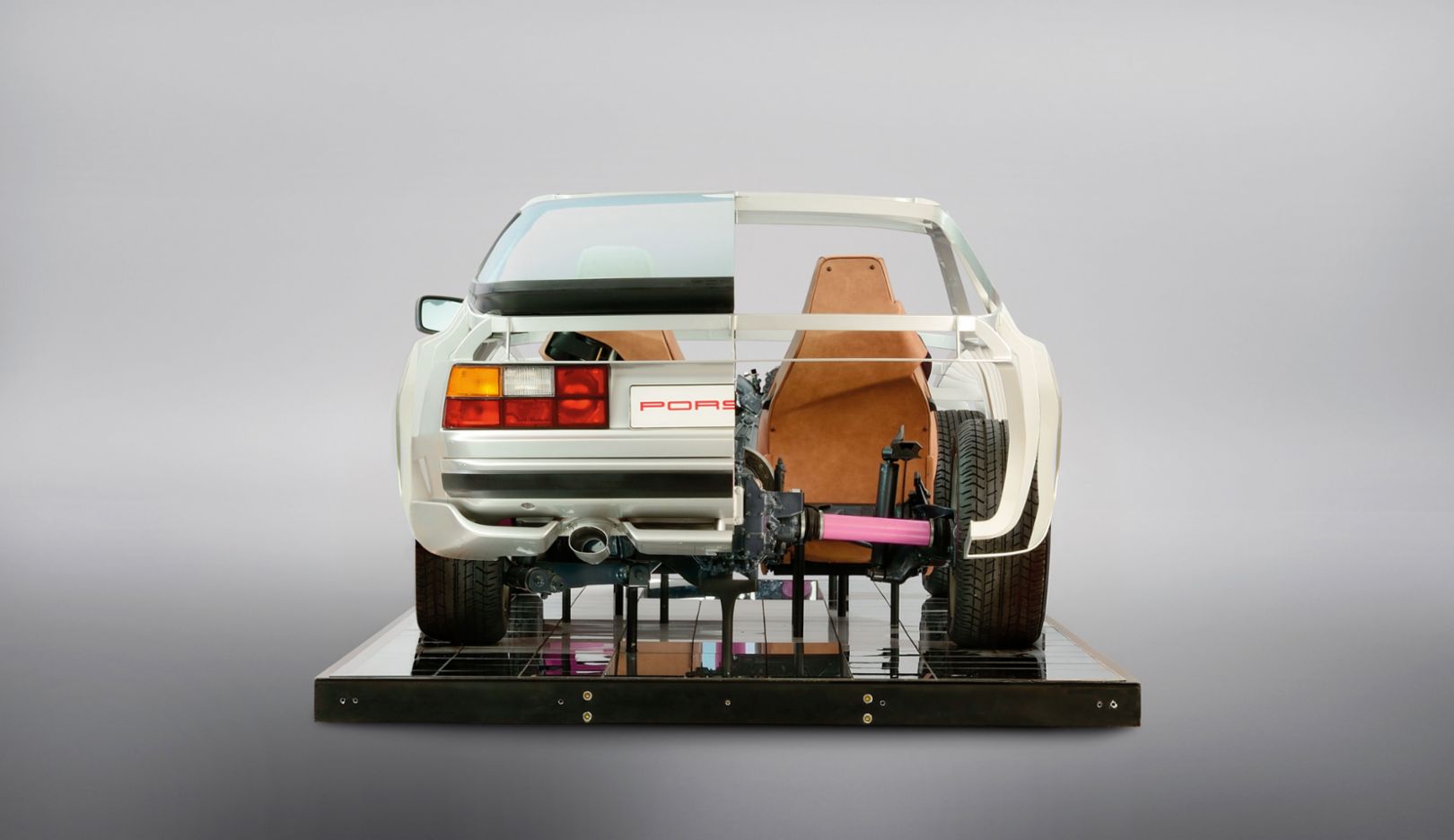 動力伝達：フロントアクスル上のエンジン からリアアクスル上のギアボックスに駆動力が伝達され、そこから後輪 へと伝達される。