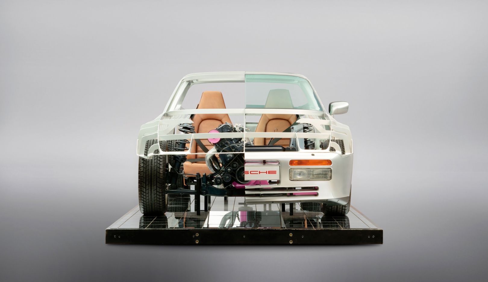 動力伝達：フロントアクスル上のエンジン からリアアクスル上のギアボックスに駆動力が伝達され、そこから後輪 へと伝達される。