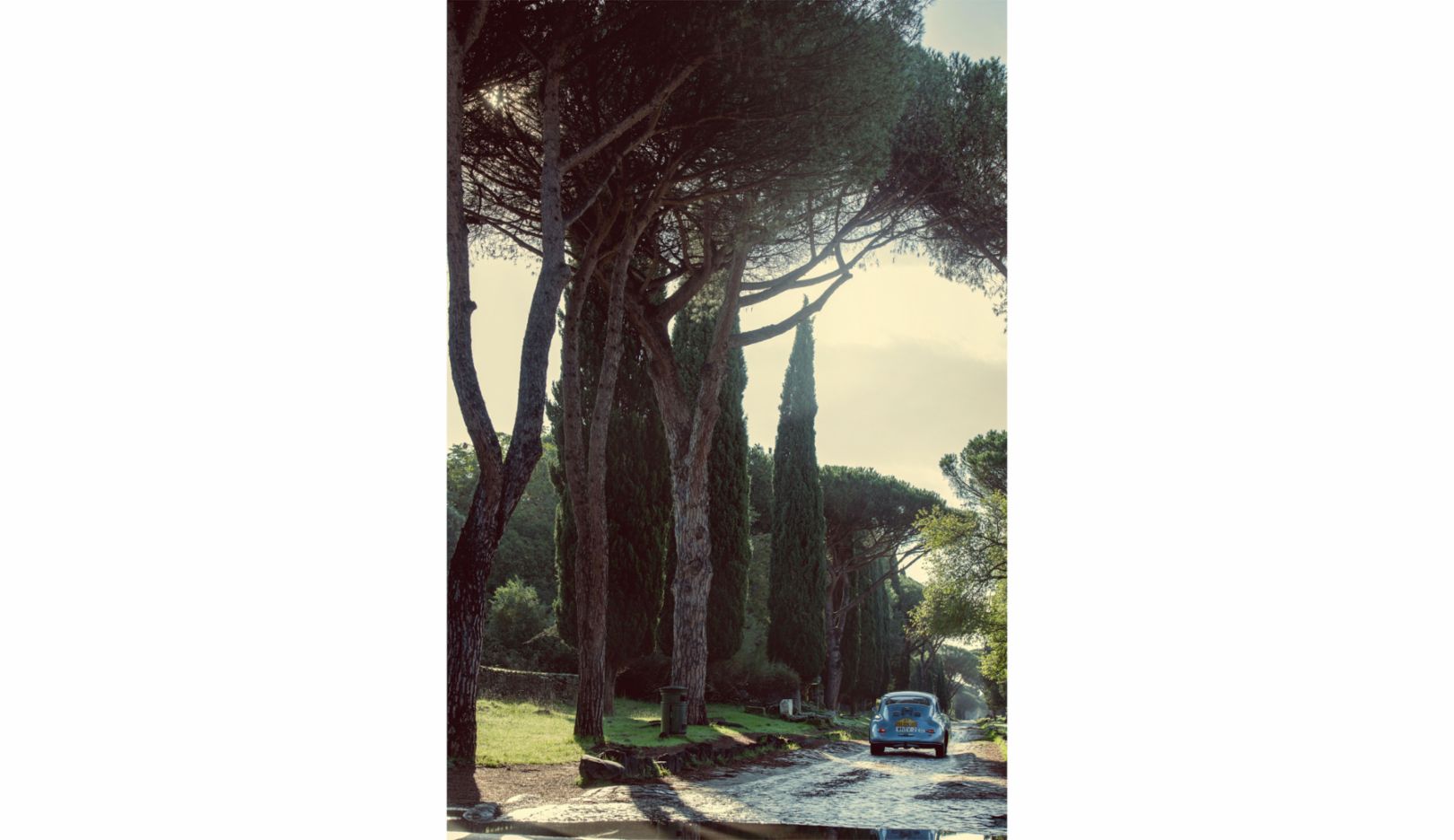 Historischer Rennwagen auf historischem Pflaster: „Königin der Straßen“ wurde die Via Appia in der Antike genannt. Über den einstigen Handelsweg mit mehr als 2.000 Jahren Geschichte verlässt die „V2“ Rom.