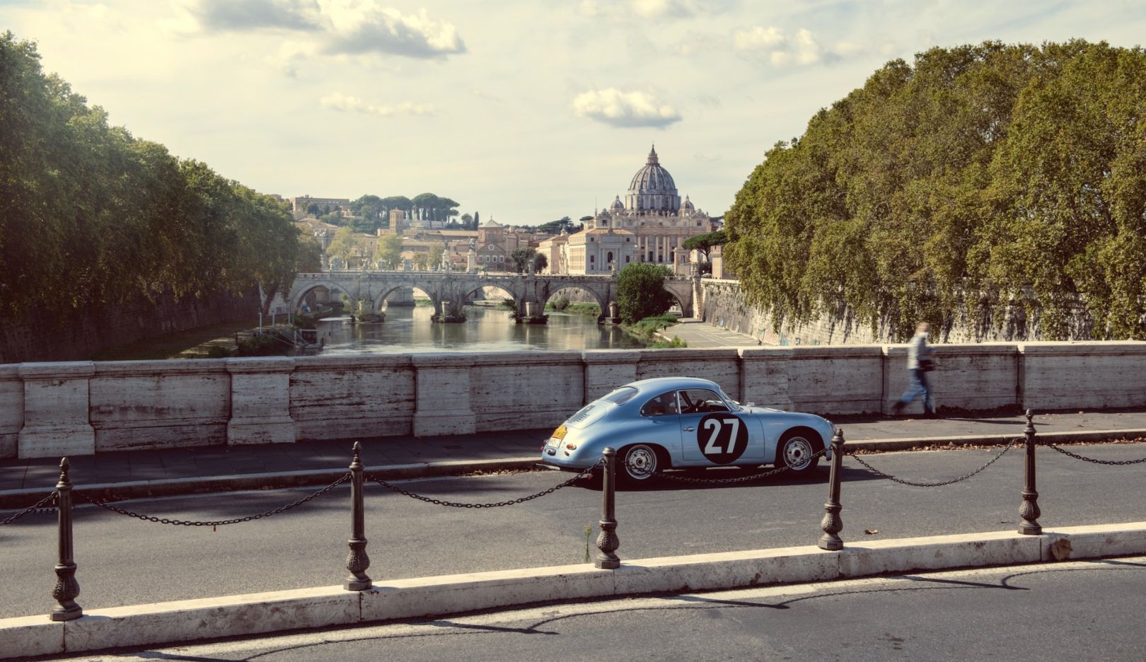 Traveling through time across the Tiber: the Porsche 356 A 1600 GS Carrera GT explores the historic city. 