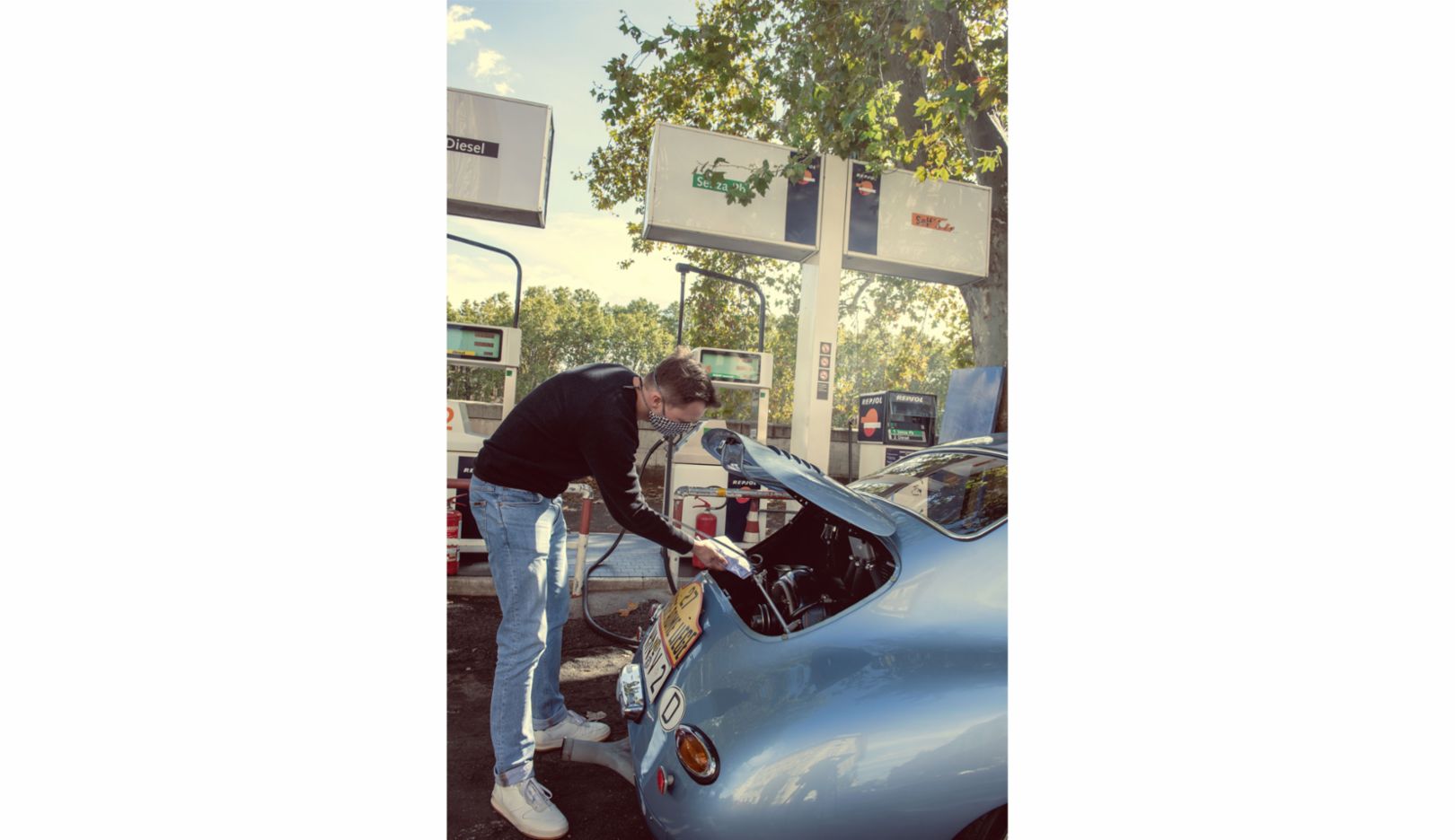 Pit stop: In races of the past, gas canisters had to be deposited at the side of the road; today, Marc Lieb can head for a filling station. For the race-car driver, checking the oil level is a matter of course.