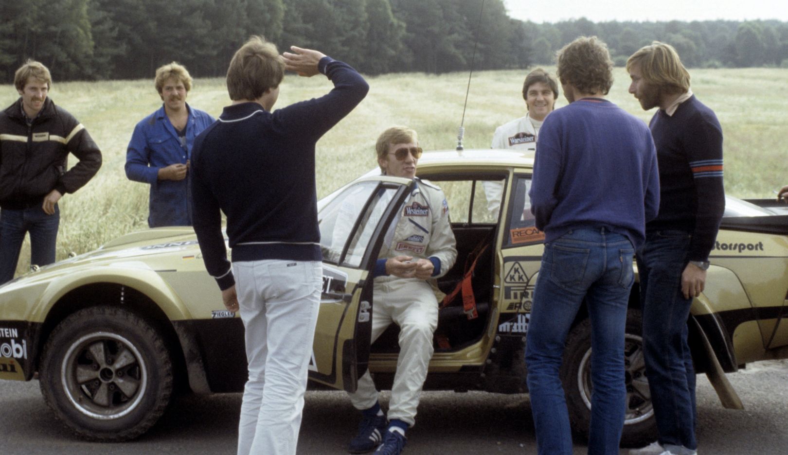 Der harte Kern: Walter Röhrl (sitzend) und sein Co-Pilot Christian Geistdörfer (dritter von li.) mit dem 924 Carrera GTS Rallye bei der Hessen Rallye 1981. Mit dabei: Porsche Rennfahrer Jürgen Barth und Porsche Entwicklungsingenieur und Rallyefahrer Roland Kussmaul (von links).