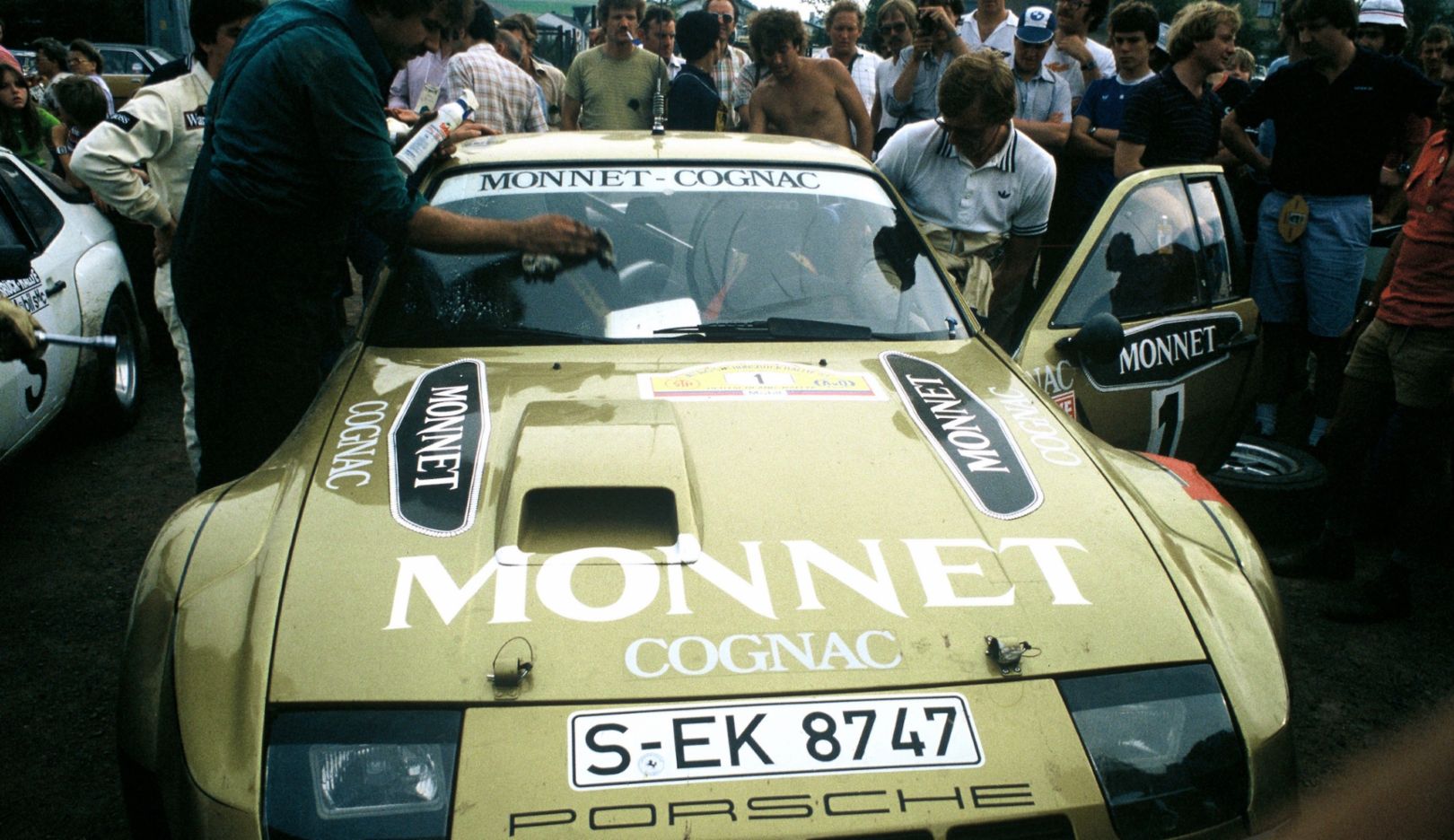 Lange Zeit waren Walter Röhrl (re.) und sein Co-Pilot Christian Geistdörfer (li.) das Dreamteam des Rallyesports. Hier sind sie 1981 bei der Rallye Hunsrück mit dem Porsche 924 Carrera GTS Rallye zu sehen – umringt von Fans.  