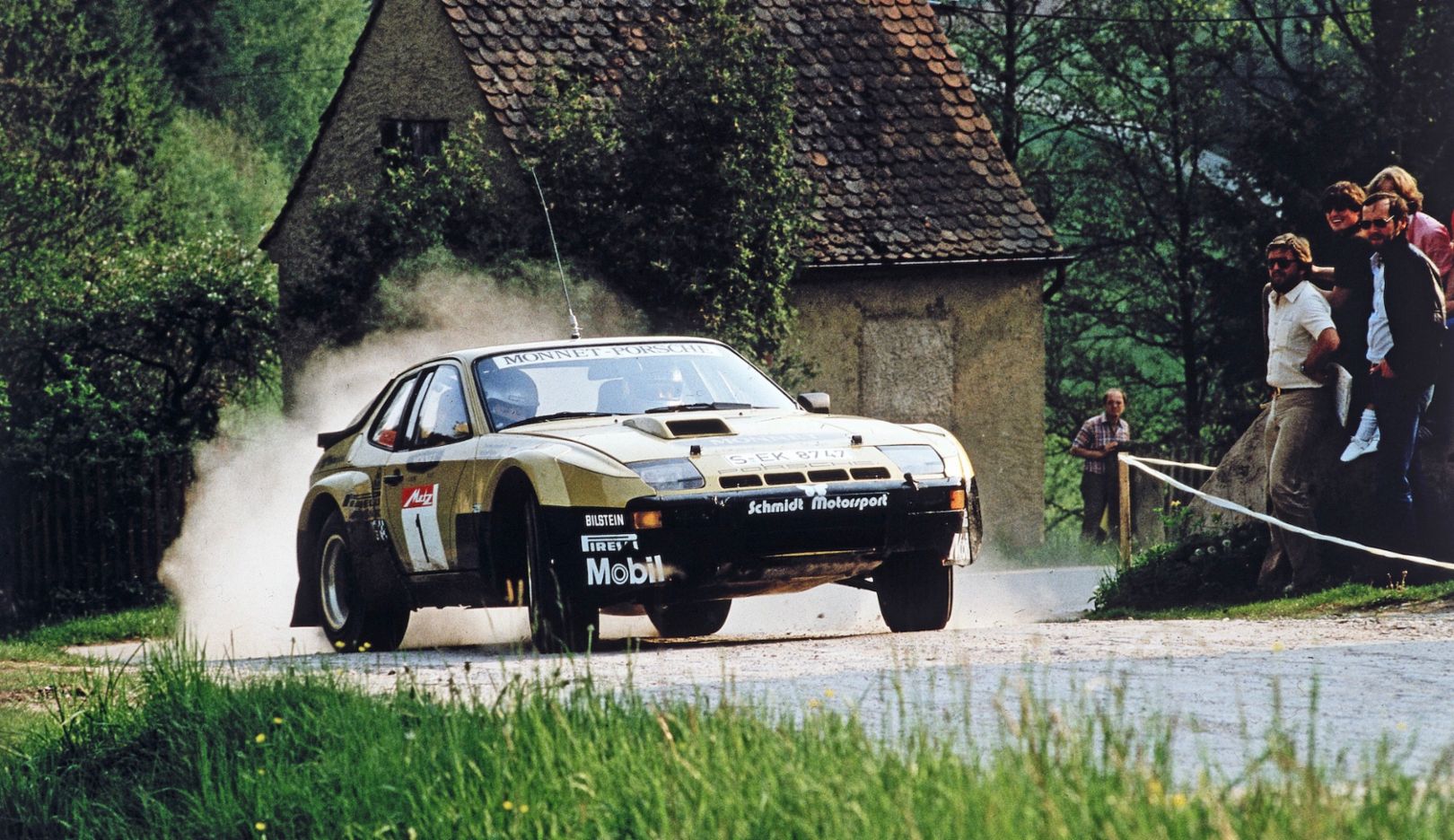Hautnahes Rallye-Feeling: Walter Röhrl und sein Co-Pilot Christian Geistdörfer 1981 bei einem Einsatz mit dem Porsche 924 Carrera GTS Rallye.