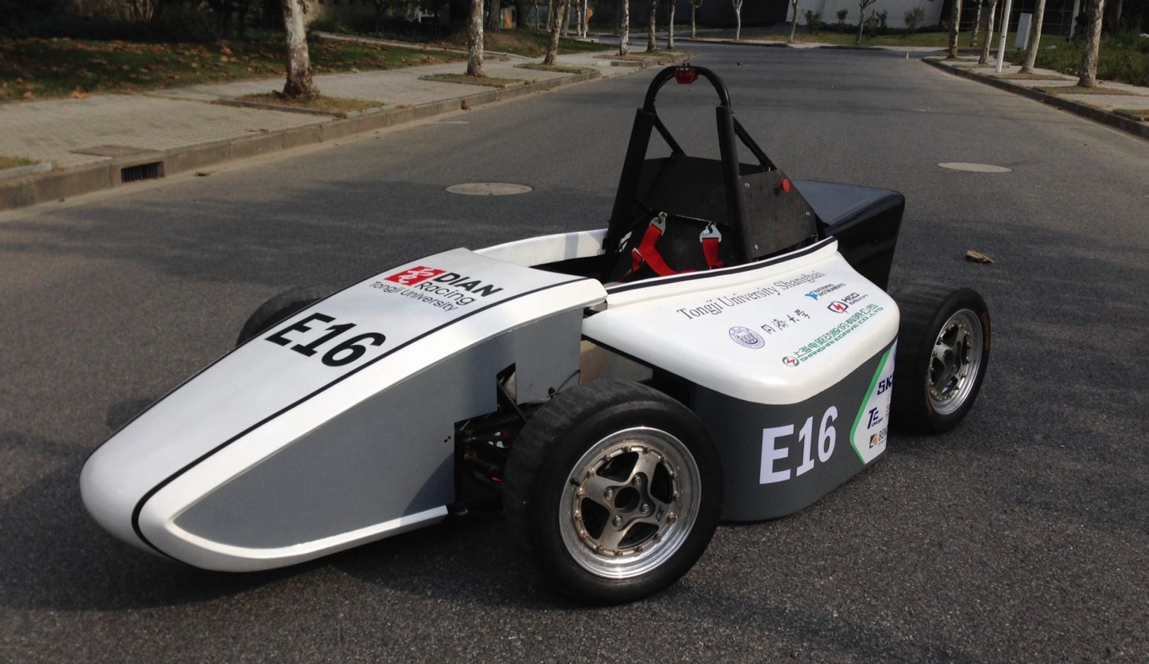 The DRe20 race car is the culmination of an exciting journey. The early DRe13 version hints at the destination but still weighs 440 kilograms.