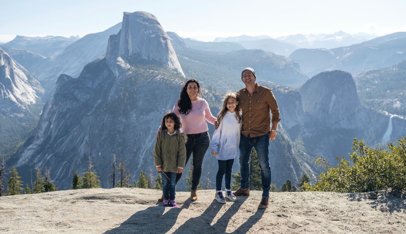 With his wife Mirabai and his daughters Adeline and Charlotte, John Chuldenko traveled through Yosemite National Park. He shares his experiences during his family drive in the Porsche Taycan 4 Cross Turismo.