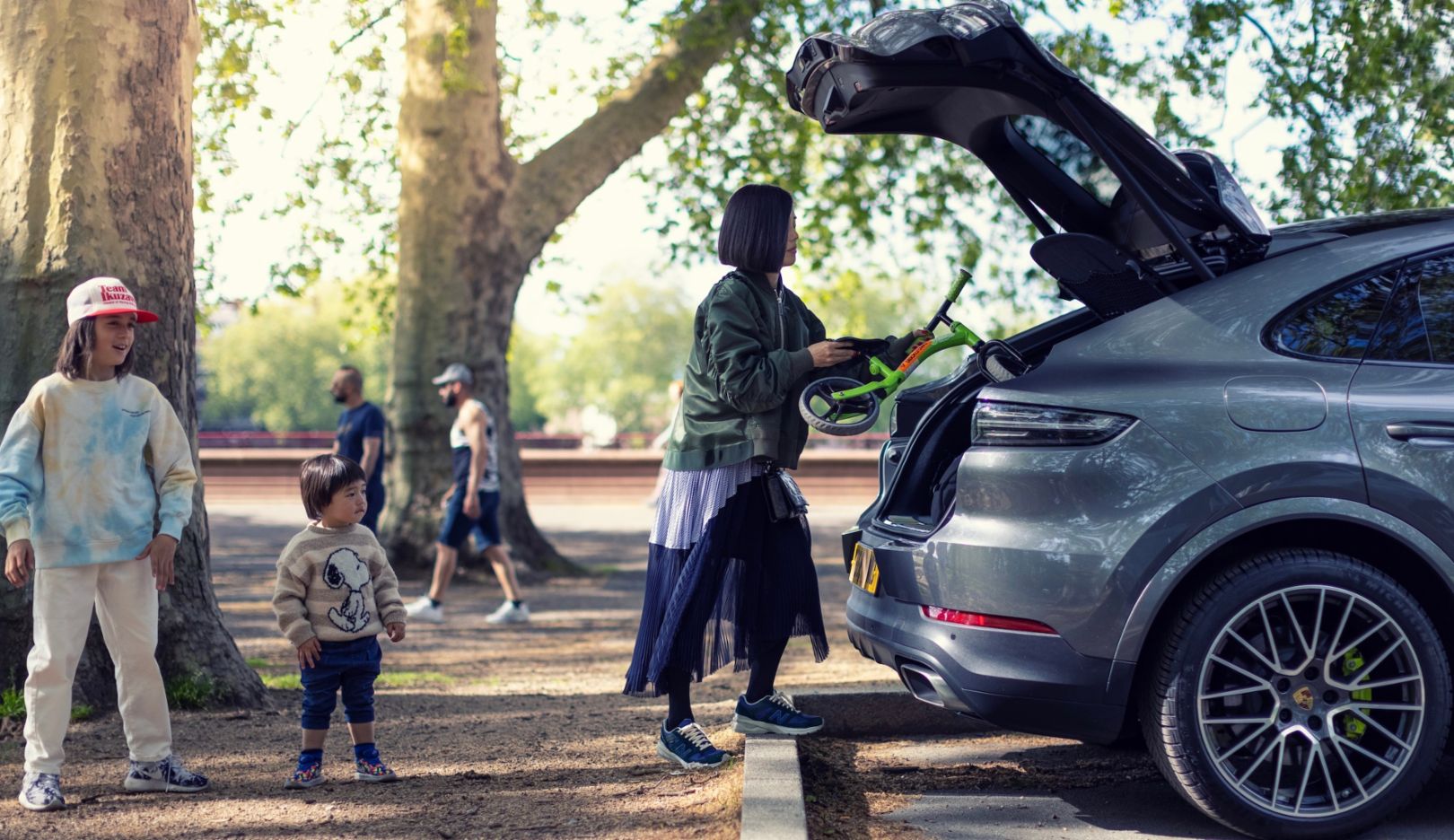Room for the entire family: Bicycles fit into the trunk of the Porsche Cayenne E-Hybrid Coupé following an excursion to Battersea Park with sons Arto (10) and Milo (2). 
