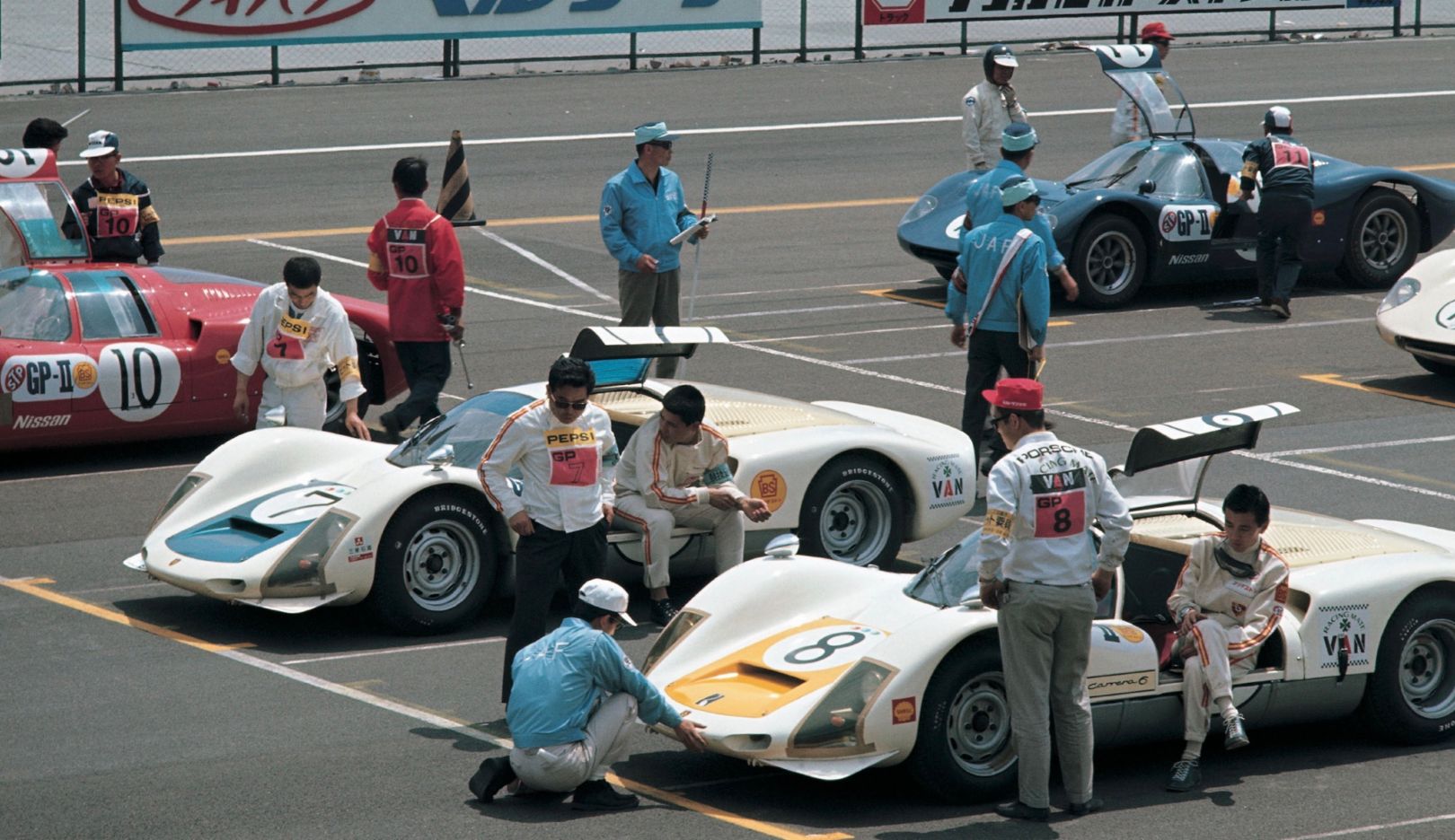 Vor dem Rennrundenrekord: Beim Großen Preis von Japan auf dem Fuji Speedway fährt Tetsu Ikuzawa im Mai 1967 mit dem Porsche 906 Carrera 6 (Startnummer 8) eine Runde in 2:00,800 Minuten. 