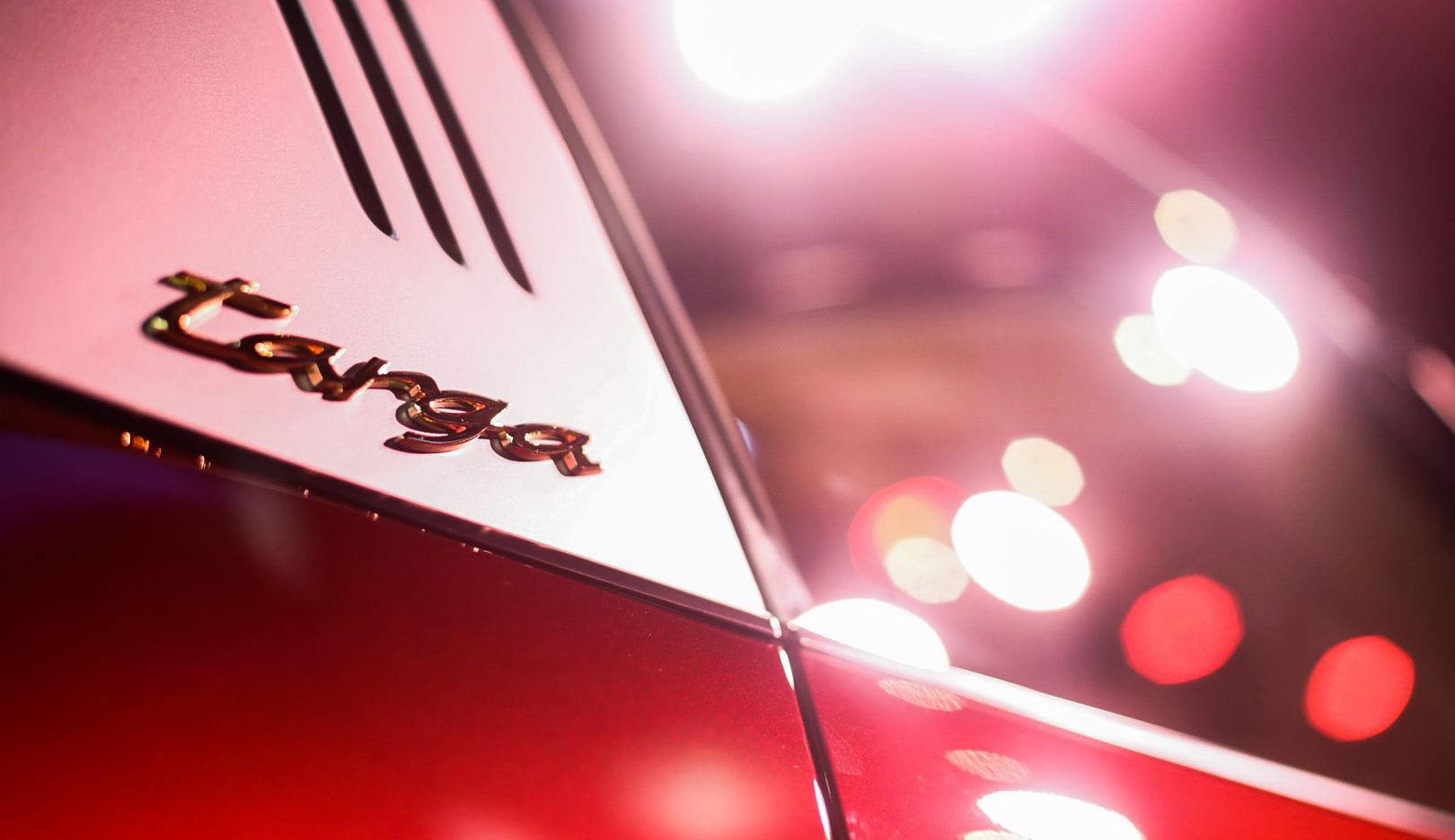 车身上的金色标志同样是一项充满传统气息的设计特色，它在 911 Targa 4S Heritage Design Edition 上重新演绎了年代感赋予的复古精神与厚重的沉淀。