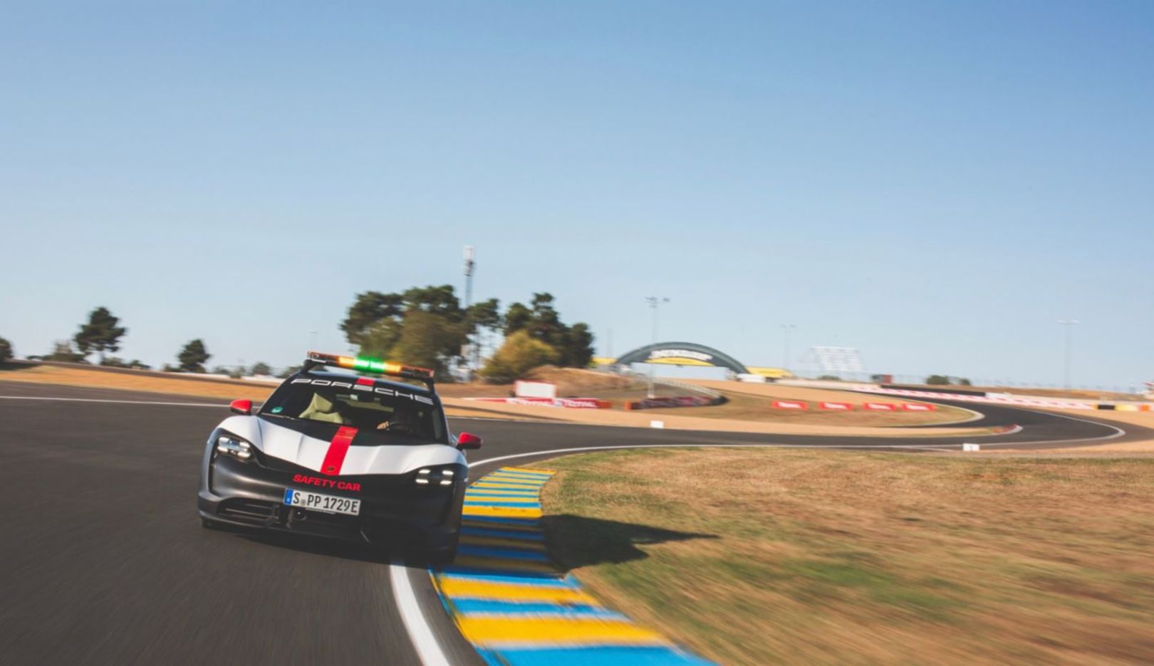 Finally: arrival in Le Mans, Porsche’s second home. The Porsche Taycan Turbo has traveled more than 800 kilometers.
