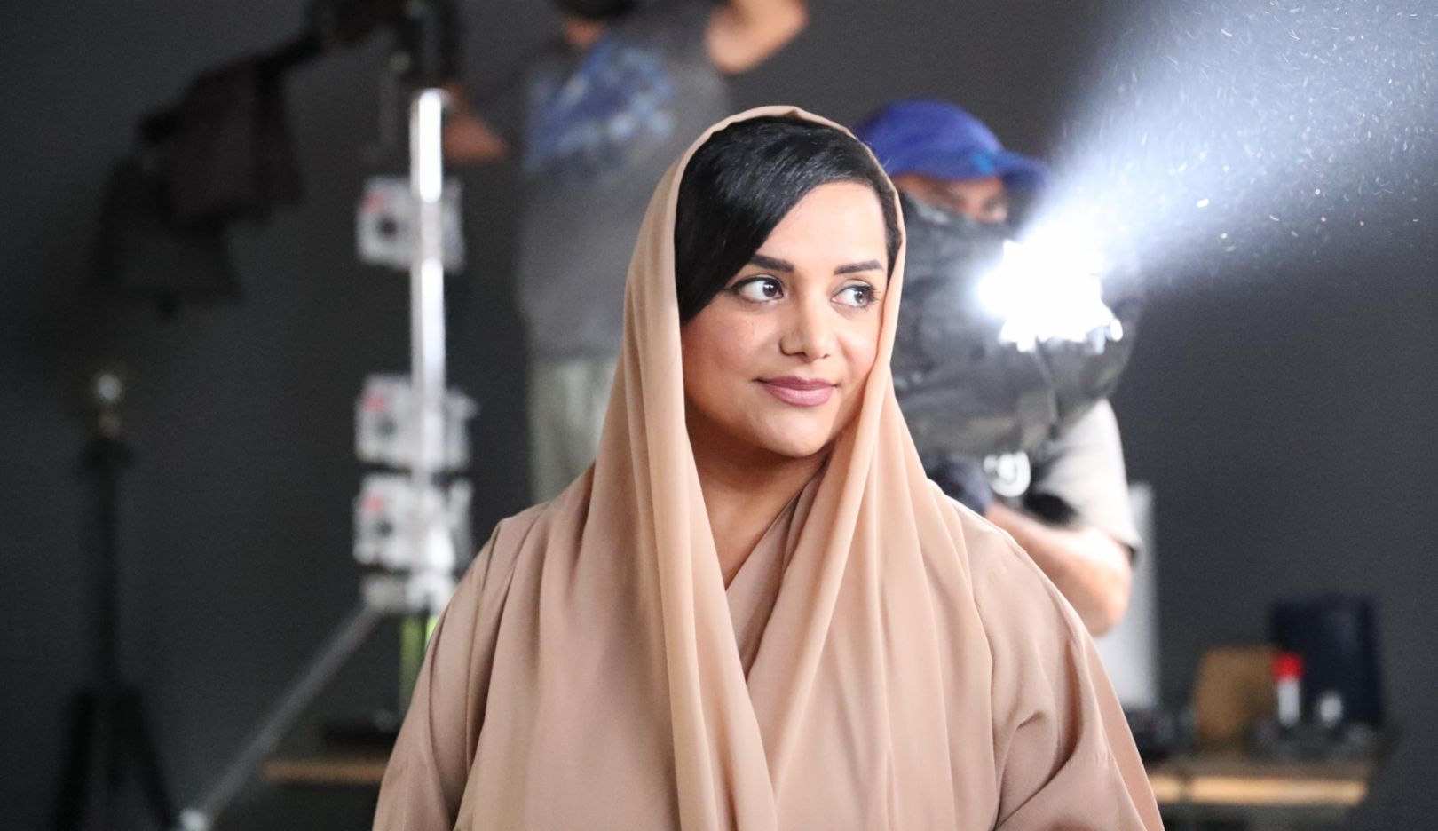 Ganz in ihrem Element: Nayla Al Khaja arbeitet mit gestandenen Profis an ihren ehrgeizigen Projekten. Parallel fördert sie junge arabische Talente. Foto: Nayla Al Khaja Films