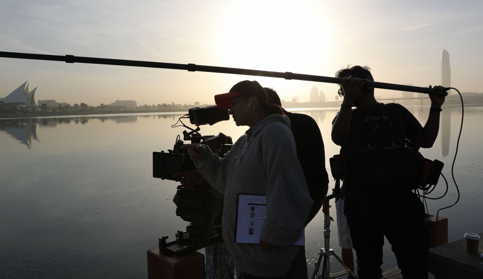 Noch immer arbeiten in der Filmbranche überwiegend Männer. Auch bei einem Dreh am Al Mamzar Beach in Dubai ist Nayla Al Khaja die einzige Frau im Filmteam. Foto: Nayla Al Khaja Films