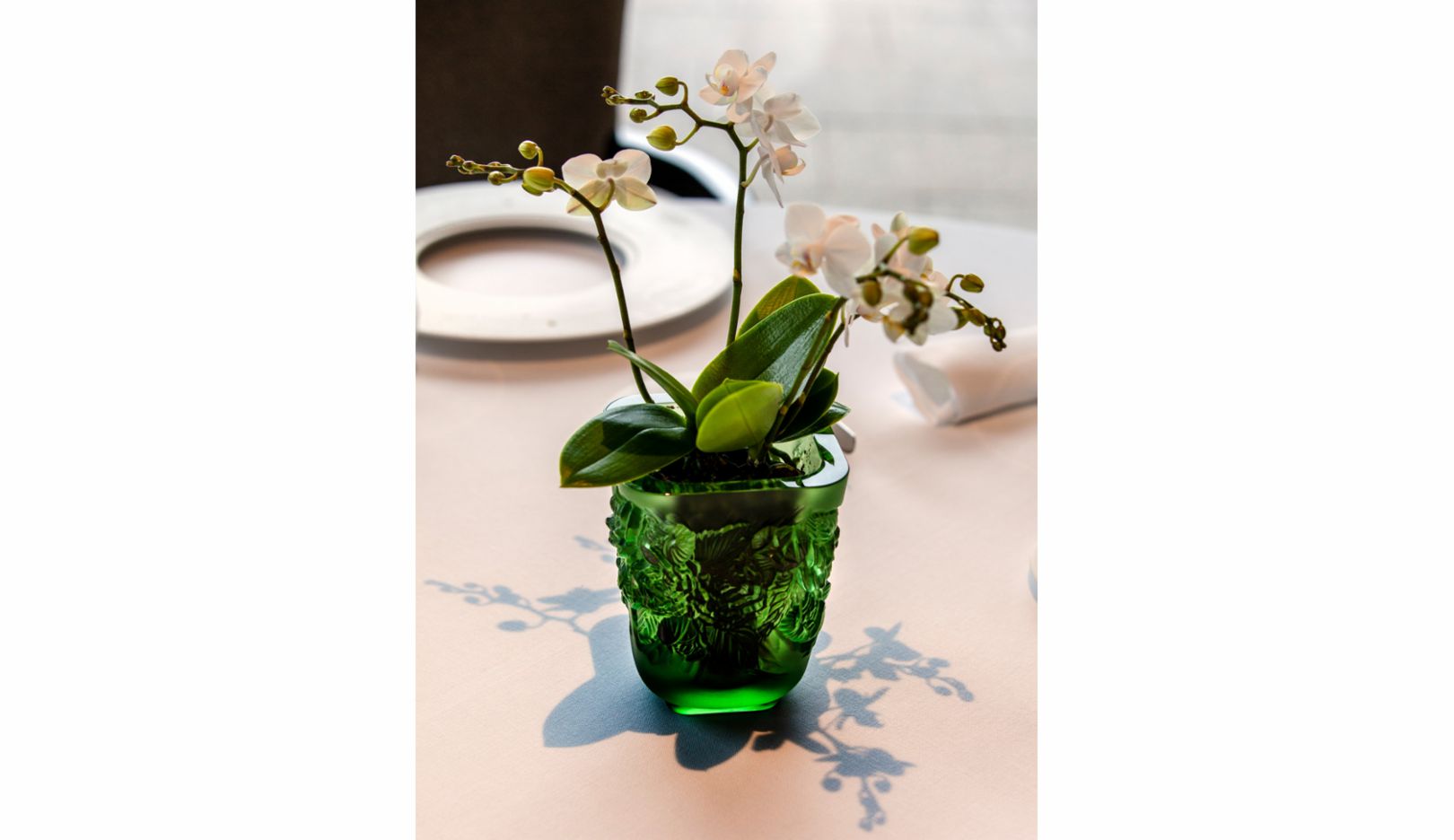 Das Lalique-Repertoire reicht von filigranen Parfümflakons über von Künstlern wie Terry Rodgers, Arik Levy oder Damien Hirst in Auftrag gegebenen Kristallskulpturen bis hin zu Einrichtungsgegenständen und Dekorware. Hier die Vase „Pivoines“ aus grünem Kristall von 2020.