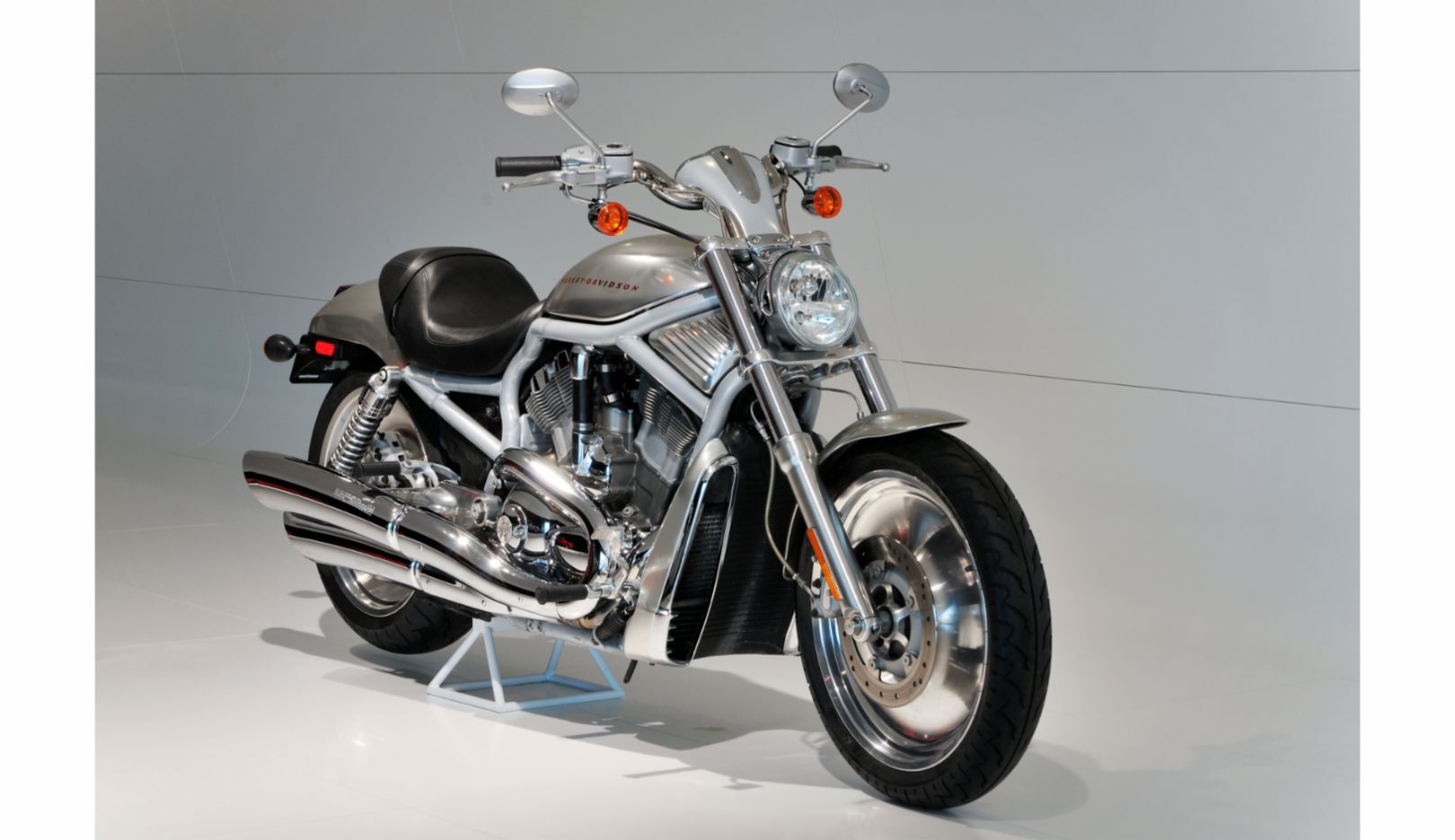 2001 – revolutionärer Motor für Harley-Davidson: Als Entwicklungspartner des US-­Herstellers konstruiert Porsche Engineering einen neuen V2­-Motor für das Modell V­-Rod.