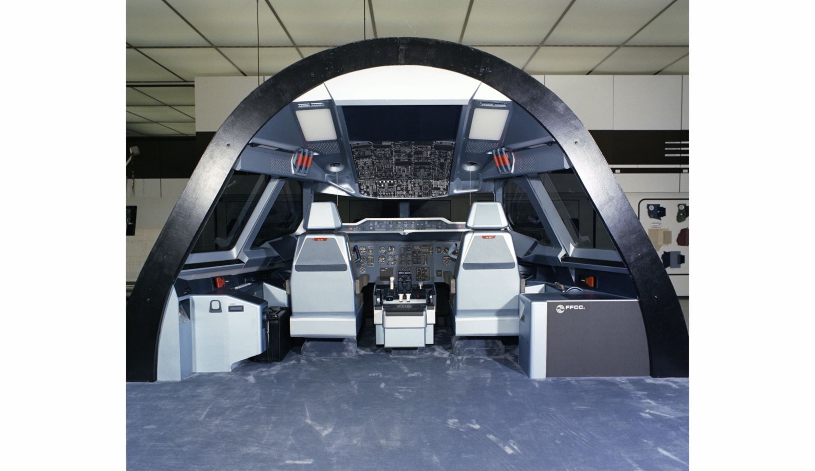 1981 – Cockpit für Airbus-Jets: Zusammen mit dem Flugzeughersteller wird das Cockpitlayout der Zukunft für Großraumflugzeuge entwickelt. Erstmals kommen Monitore anstelle von Analoginstrumenten zum Einsatz.