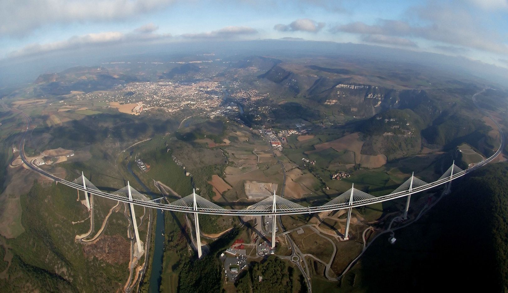 Das Millau Viaduct hat bei seiner Fertigstellung 2004 gleich mehrere Rekorde gebrochen. Die Brücke ist die längste Schrägseilbrücke der Welt und mit einer Höhe von 343 Metern der höchste Bau in Frankreich. Sie liegt auf dem Weg von Paris ans Mittelmeer. Foto: Stephane Compoint / Foster + Partners