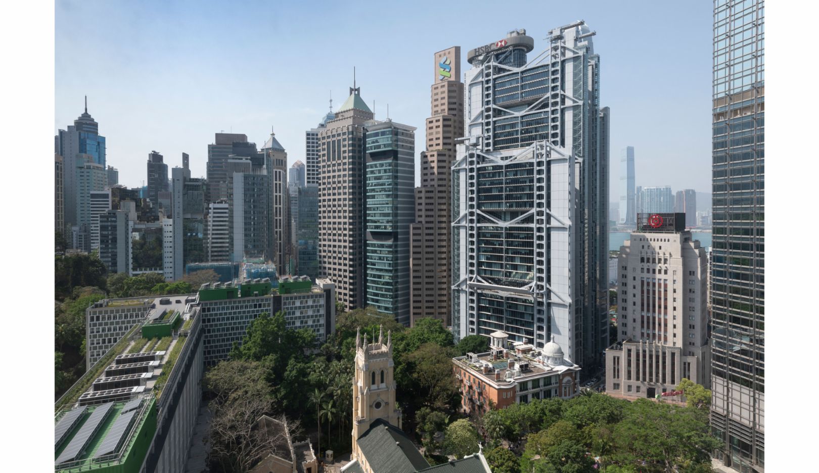 Mit dem HSBC-Hochhaus in Hongkong hat Lord Norman Foster 1986 den Büroturm neu erfunden. Der Hauptsitz der Bank besteht aus drei einzelnen Türmen mit je 29, 36 beziehungsweise 44 Stockwerken und bietet Gartenterrassen auf unterschiedlichen Ebenen. Foto: Nigel Young / Foster + Partners