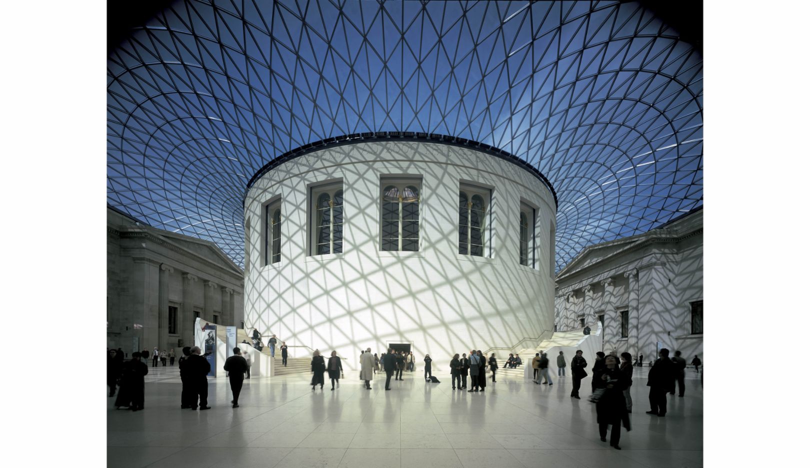 Königin Elizabeth II persönlich eröffnete im Dezember 2000 den Great Court, einen überdachten Platz im Herzen des British Museum in London. Der Große Hof ist mittlerweile zu einem Treffpunkt für Einheimische und Besucher geworden. Foto: Foster + Partners