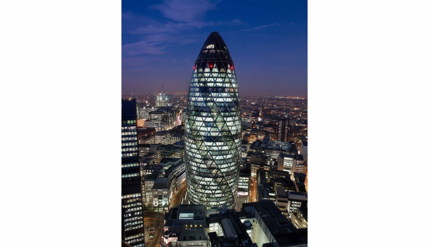 Die Londoner nennen es nur „The Gherkin“ (übersetzt: die Gurke). Das liegt an der Form des 41 Stockwerke hohen Gebäudes mit der Adresse 30 St Mary Axe. Der außergewöhnliche Bau ist Londons erstes ökologisches Hochhaus. Foto: Nigel Young / Foster + Partners