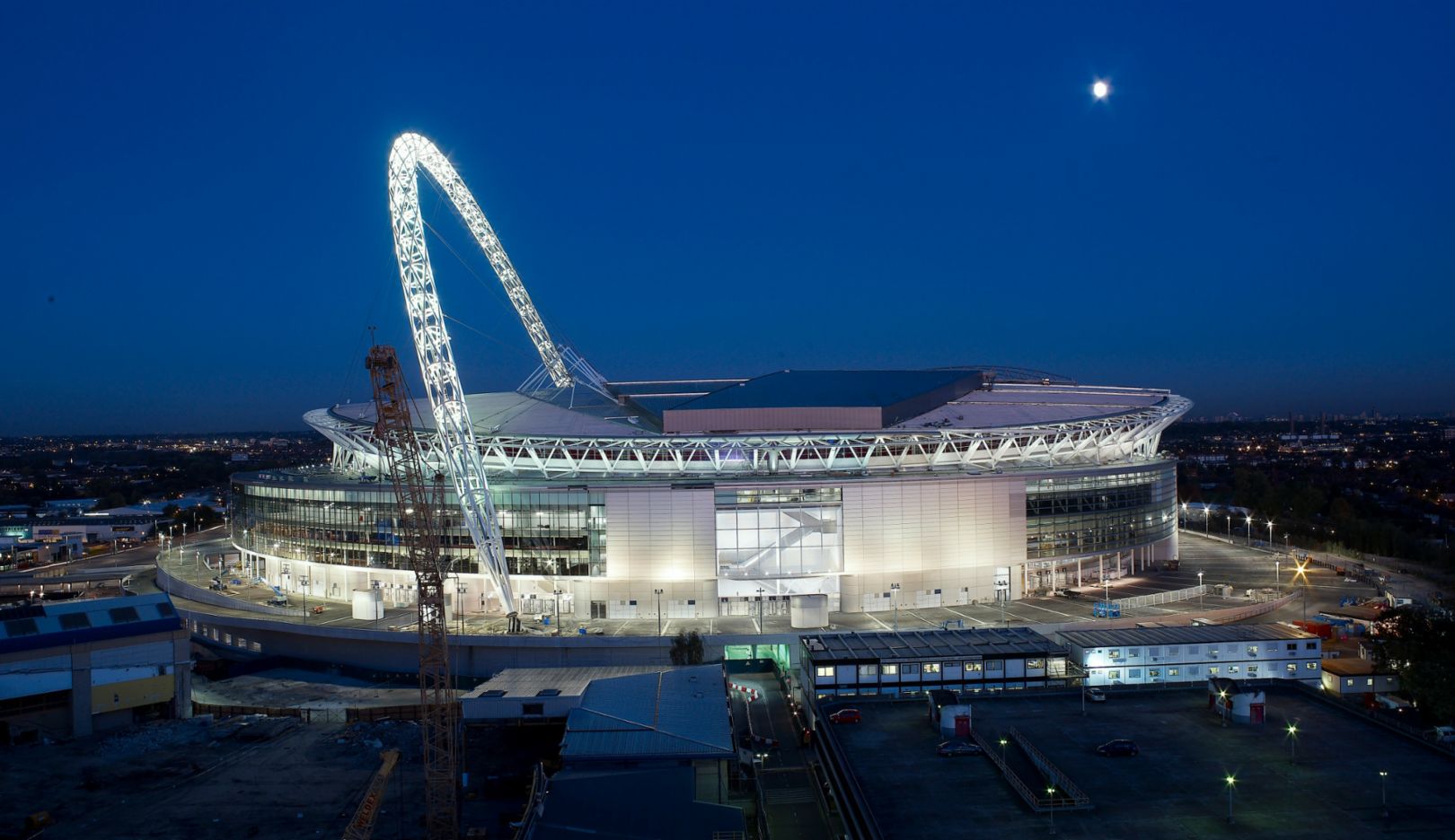 London's old stadium, which had become outdated, was demolished in 2003. The design for the new Wembley Stadium was carried out by Foster + Partners. With 90,000 seats and a retractable roof, it is one of the world's largest covered arenas. Photo: Nigel Young / Foster + Partners