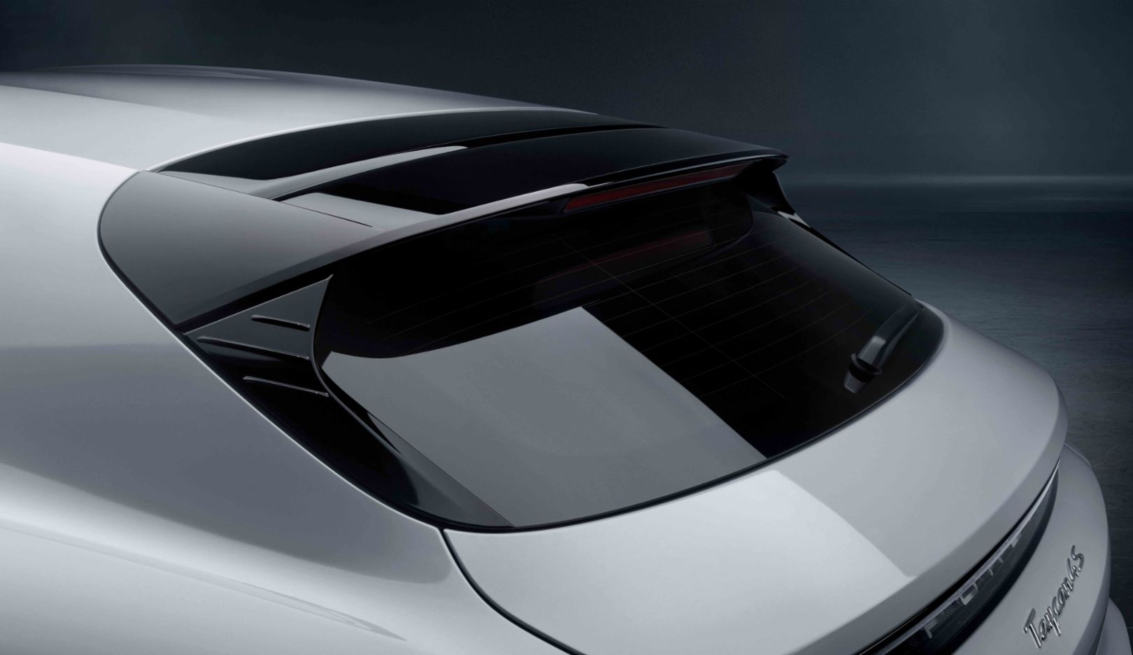 Streamlined: The fixed roof spoiler increases downforce without disrupting the airflow. The aerodynamics make a significant contribution to the fact that the most powerful model accelerates from a standstill with a starting performance of 1.2 g. 
