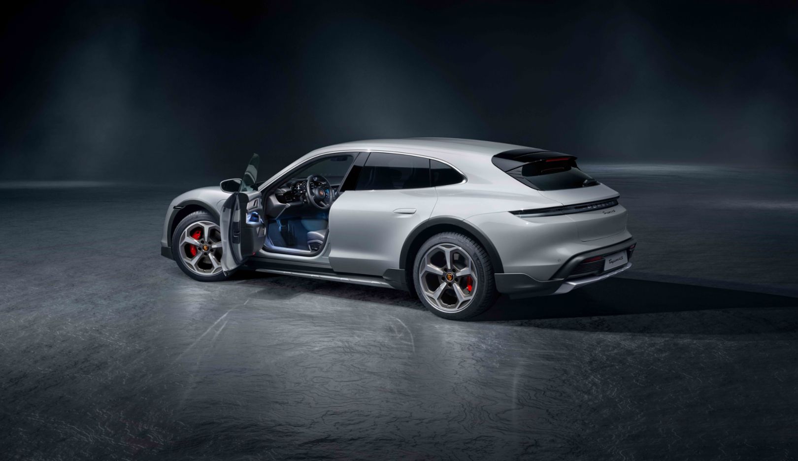 Für mehr als den Alltag: Der Porsche Taycan Cross Turismo 4S mit Clublederausstattung und Lackierung in Eisgraumetallic.