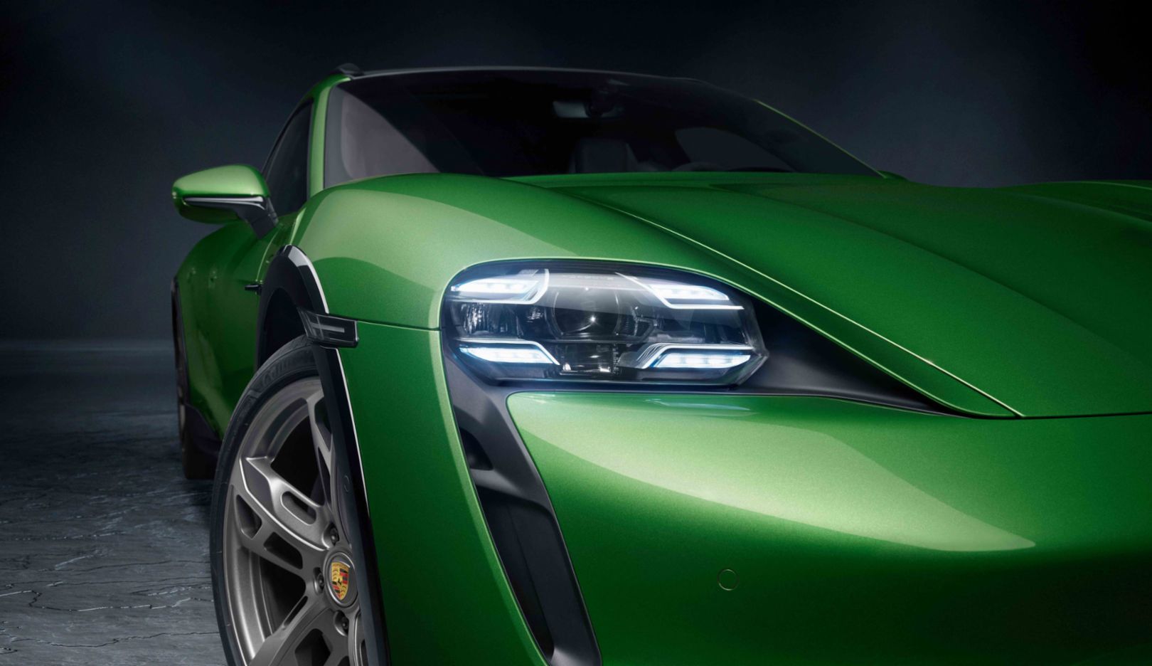 Striking appearance: Not only the vertical air intakes and the matrix LED headlights are distinctive, but the Mamba Green Metallic paint definitely stands out. 