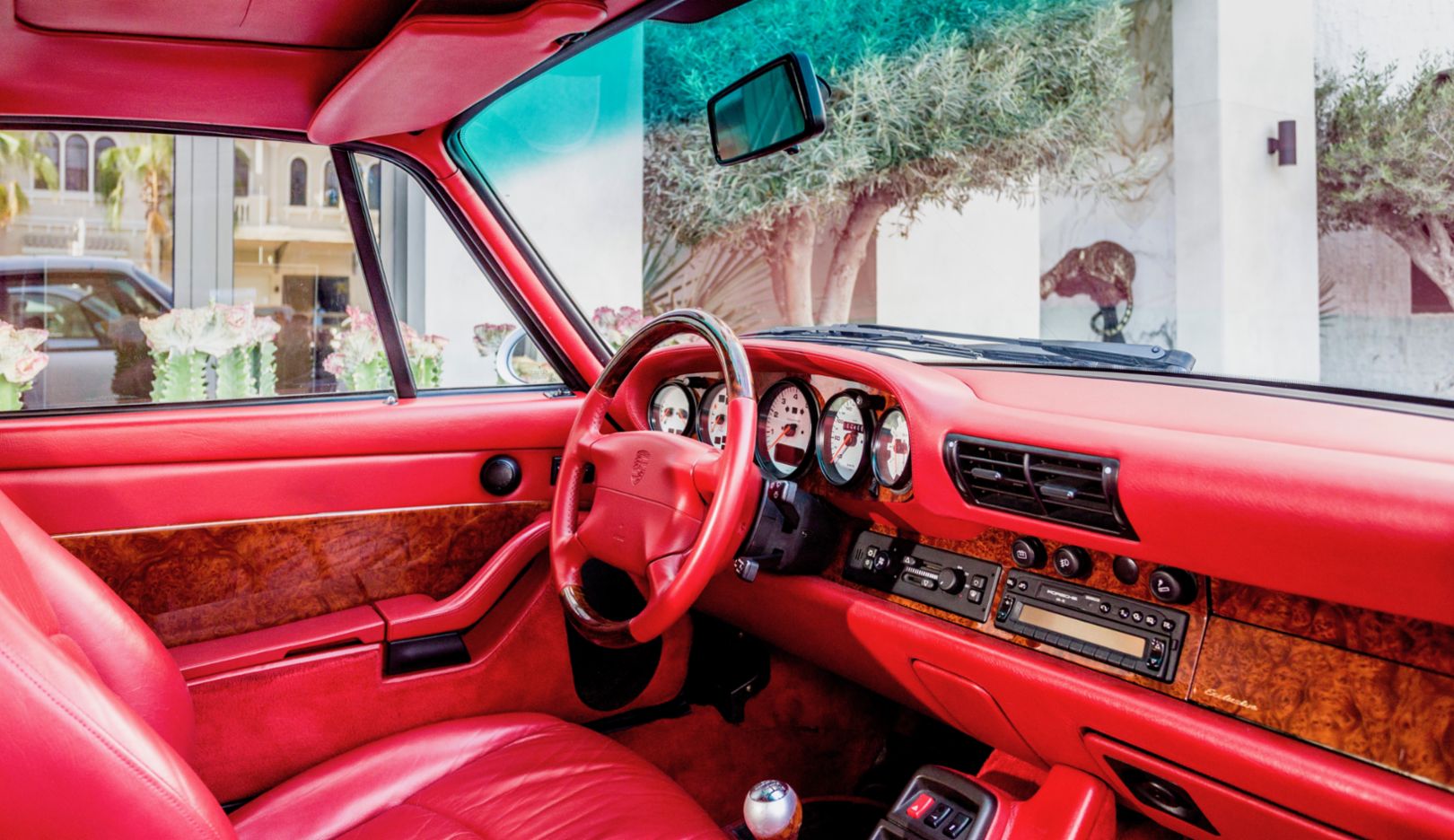 Each Porsche model in Karim Al Azhari’s collection enchants with its individual character. The red interior of the Porsche 911 Turbo is particularly eye-catching.