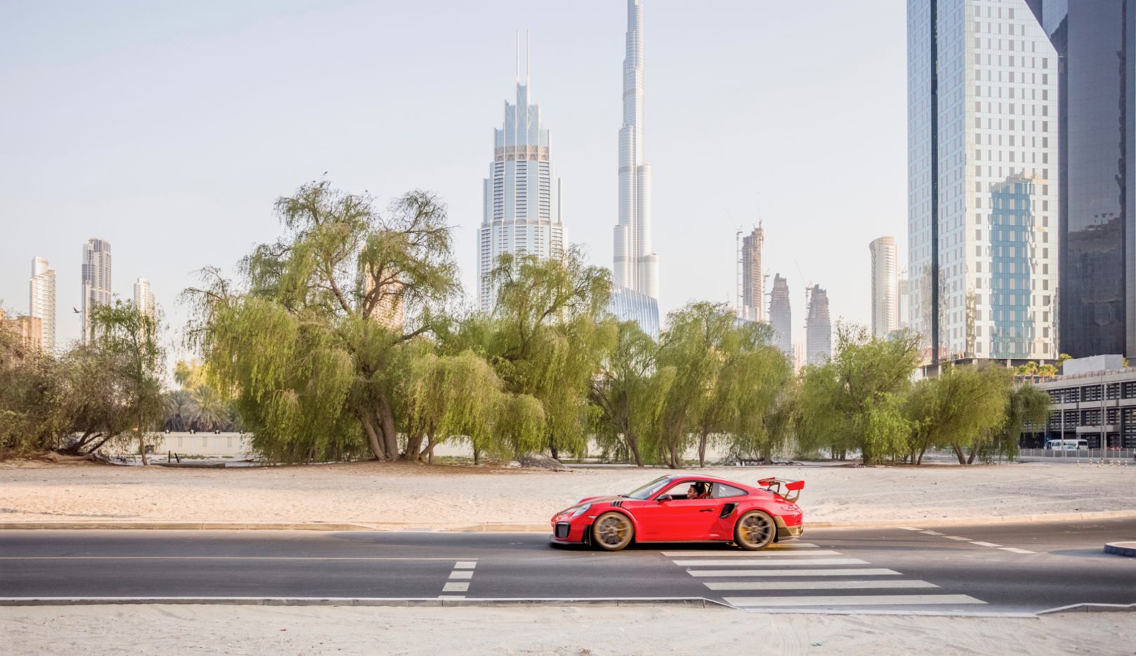 Kein Stau und Fahrbahnen so breit wie Rennstrecken: Der zentrale Finanzdistrikt von Dubai bietet viel Auslauf für den Porsche 911 GT2 RS. Doch natürlich zügelt Karim Al Azhari seine Fahrleidenschaft im Stadtverkehr. 