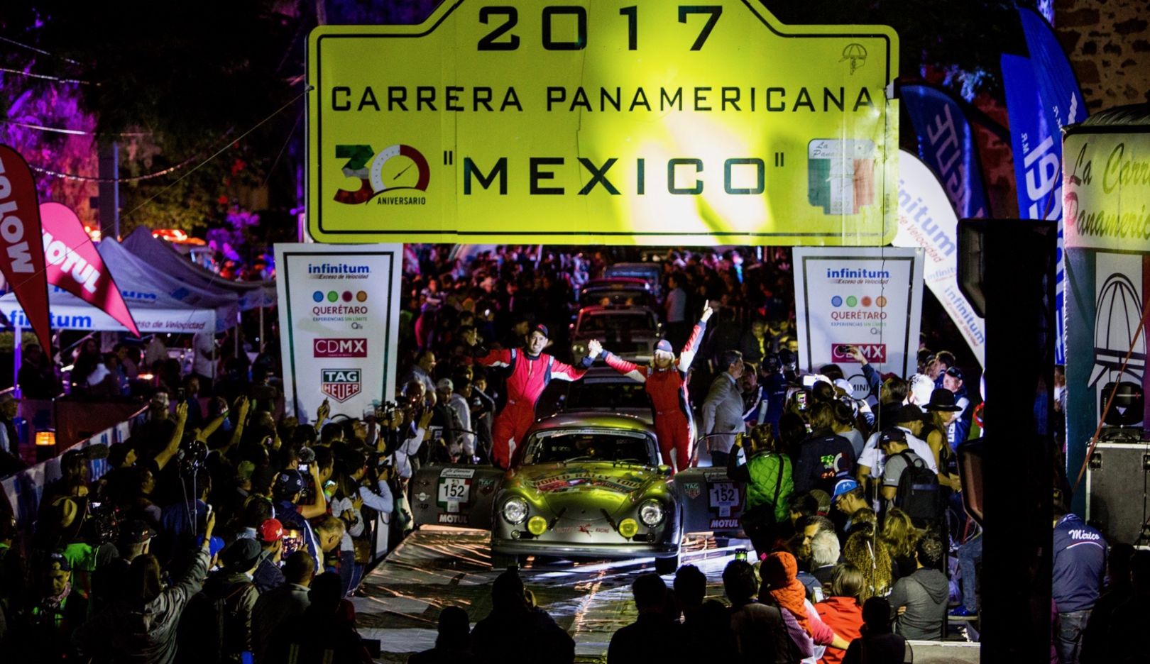 Para Renée Brinkerhoff (à dir. na rampa dos vencedores), a aventura do Valkyrie Racing 356 World Rally Tour começou com a Carrera Panamericana em 2017. Junto com o navegador Roberto Mendoza, ela celebrou a vitória na sua categoria na corrida de longa distância.