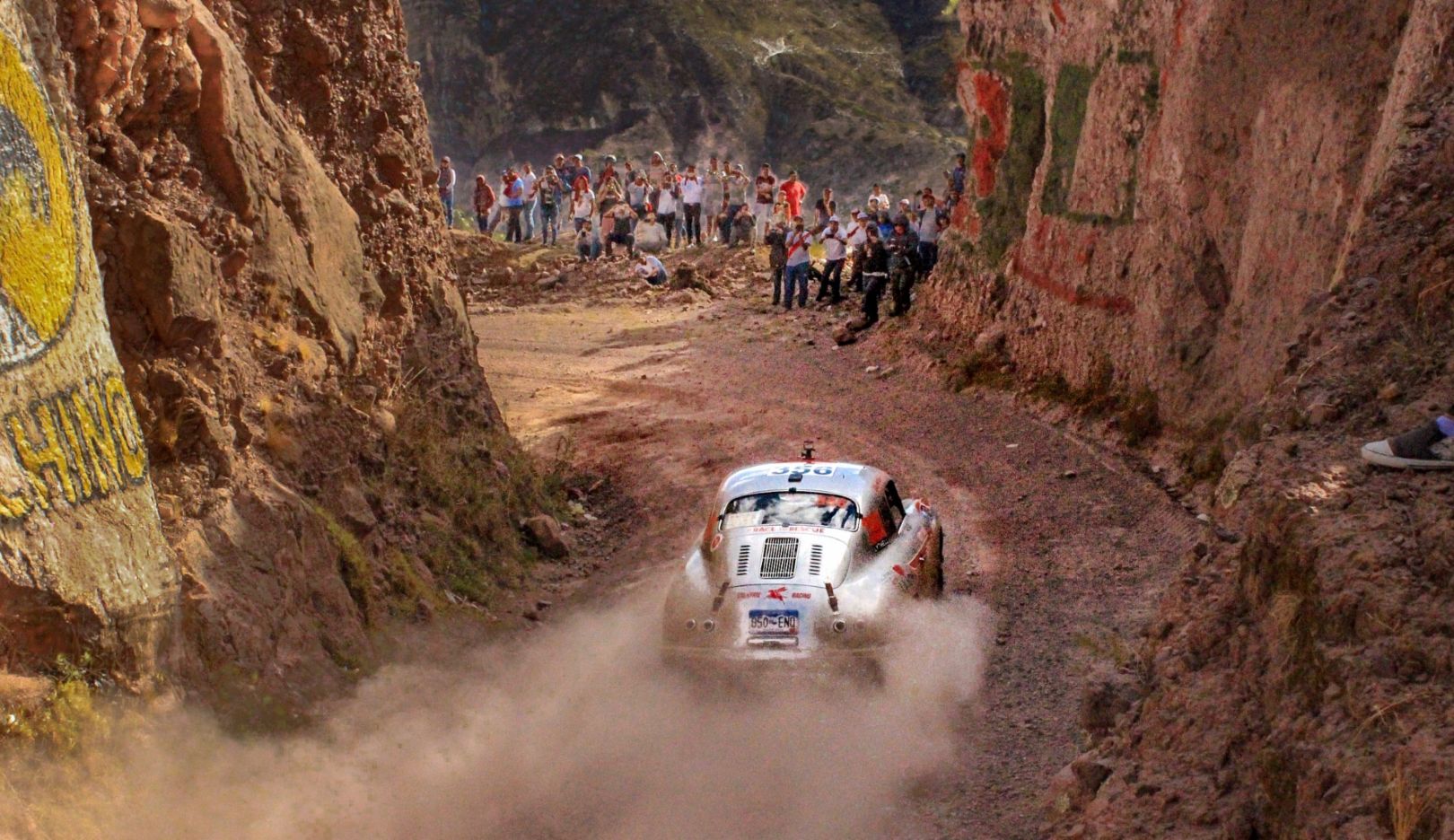 Die einzigartige Klassikrallye Caminos del Inca führt durch den Süden Perus. Mit Höhen von bis zu 5.000 Metern ist die Route auch physisch überaus herausfordernd. Die Schotterstraßen verlangen hohe Konzentration und ein zuverlässiges Fahrzeug.