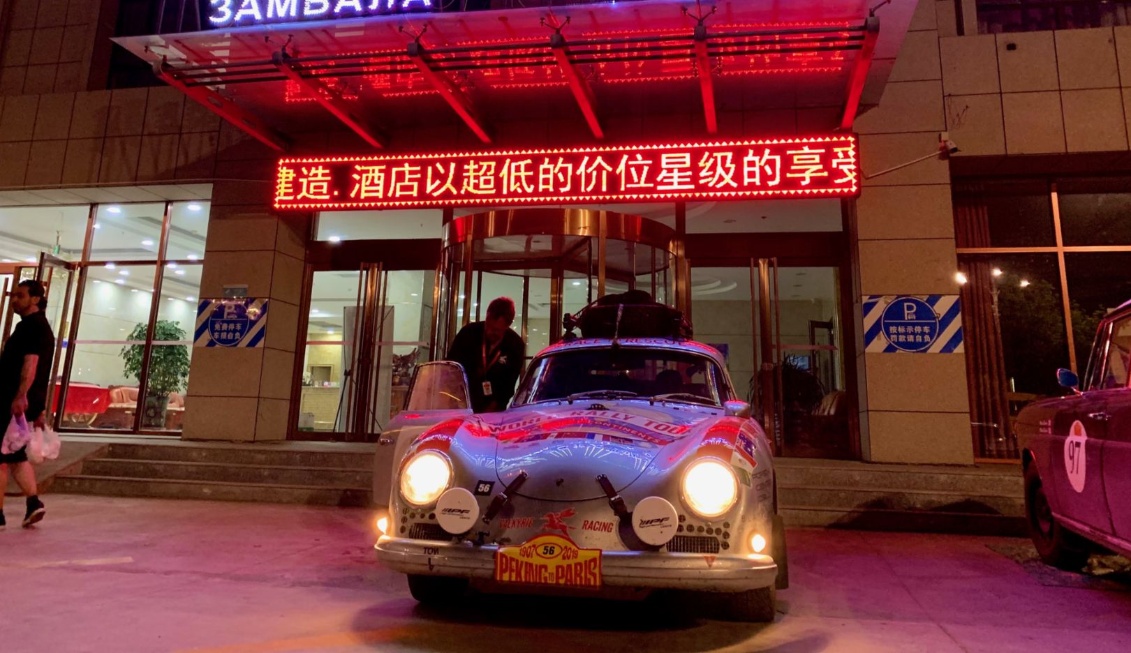 Zwölf Länder und zwei Kontinente passierte Renée Brinkerhoff mit dem Porsche 356 während der Rallye. Nach dem Start in Peking erreichten die Teilnehmer zwei Tage später die Mongolei.