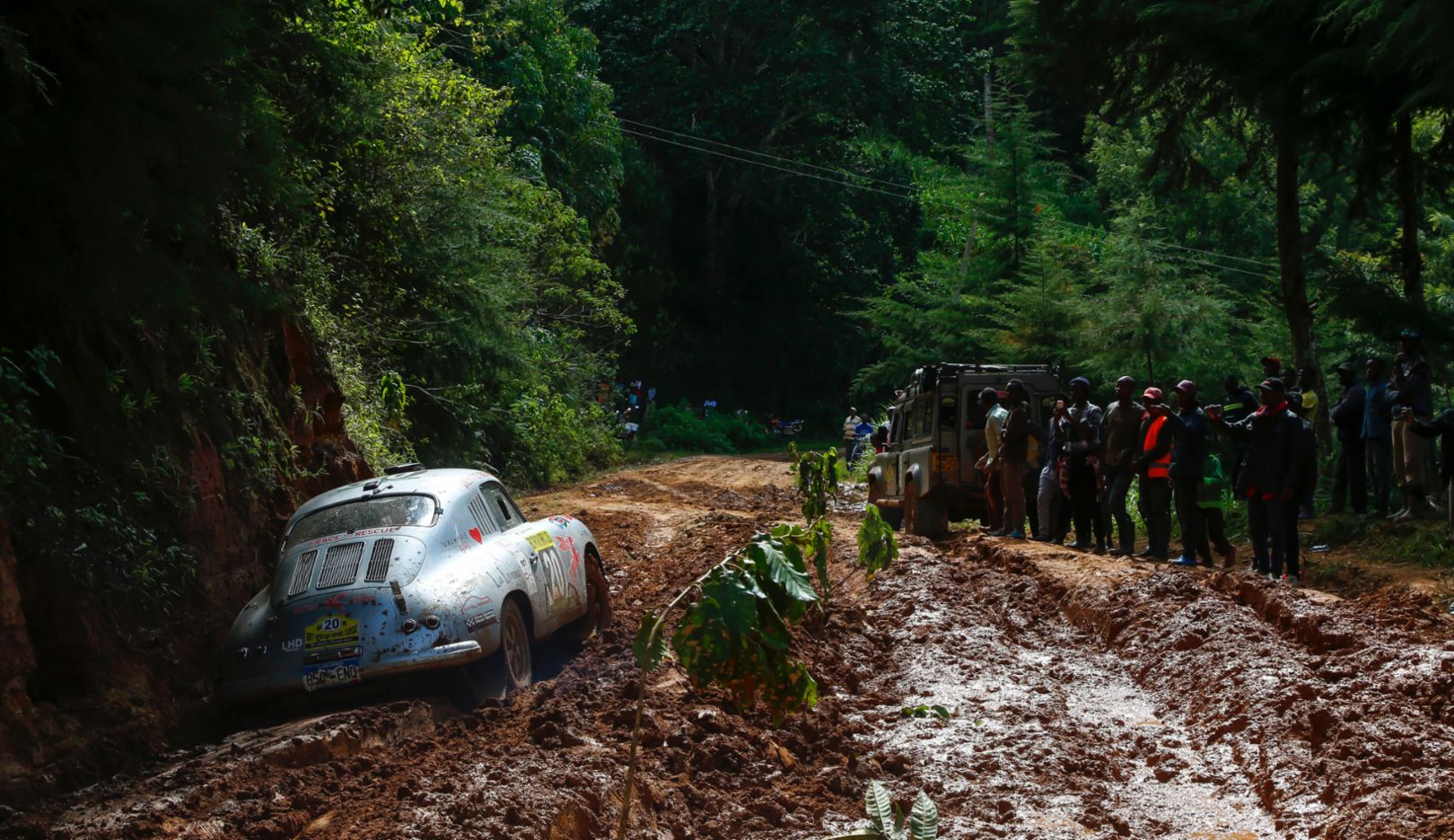 Renée Brinkerhoff overcame difficult conditions in the Porsche 356 on the first day of the East African Safari Classic Rally. In Kenya, she was cheered on by the locals. At the end of the rally, the sixth continent was conquered.