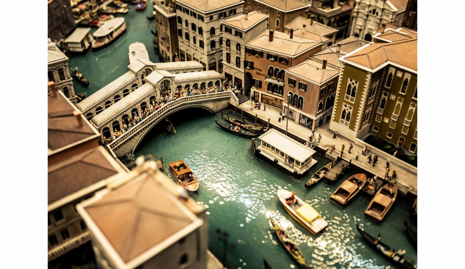 Das Hamburger Miniatur Wunderland führt die Besucher durch viele Welten. Für Mini-Venedig haben die Erbauer insgesamt 150 Gondeln und 26 Brücken gestaltet – darunter auch die weltbekannte Rialtobrücke.