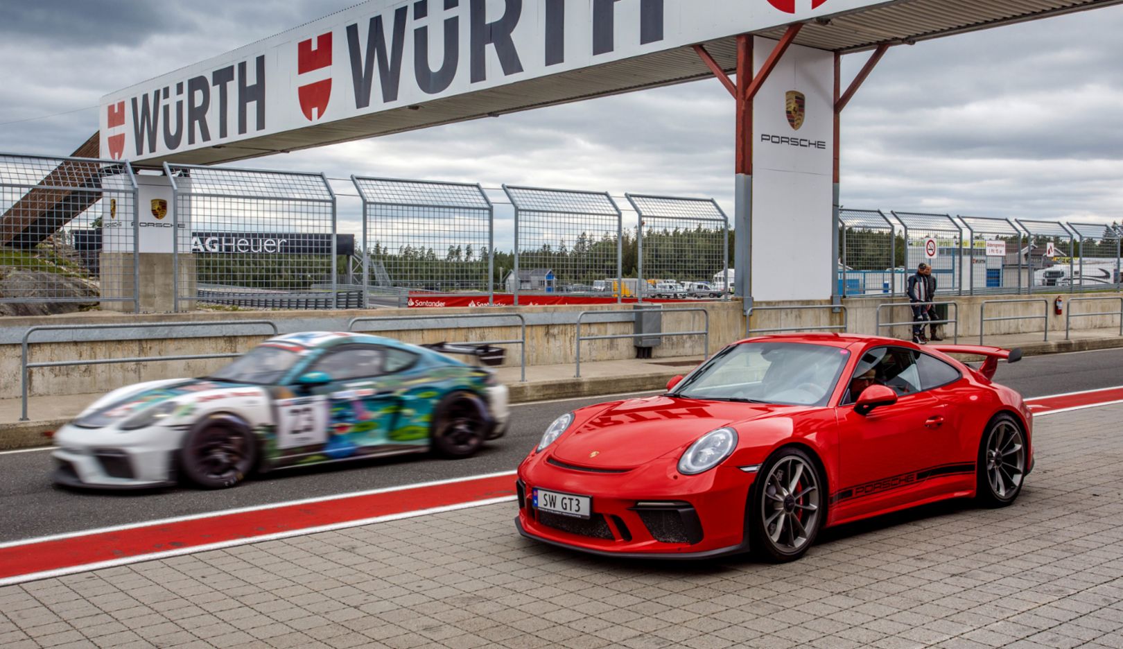 Loud tones: As well as the Taycan 4S, Sigurd Wongraven also owns two Porsche 911 GT3. He trains on the racetrack of the Rudskogen Motorsenter regularly.
