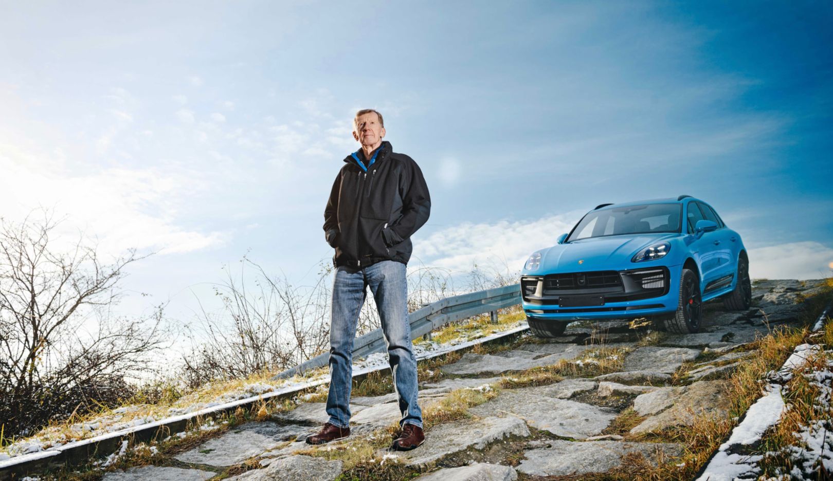 Posando con el Porsche Macan: 