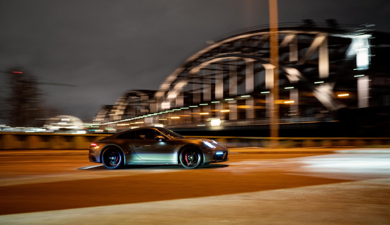 Eine berauschende Fahrt voller Inspiration durch die Nacht im Porsche 911 Carrera 4S.