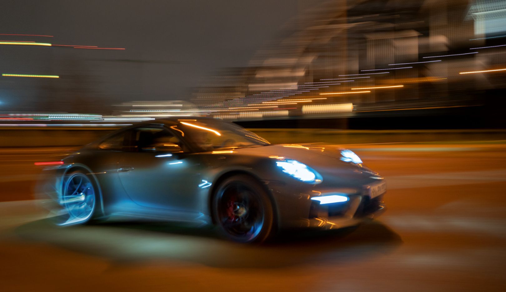 Grau oder grün? Die Anmutung des Porsche 911 in Aventuringrünmetallic changiert in der Nacht je nach Lichtverhältnissen.