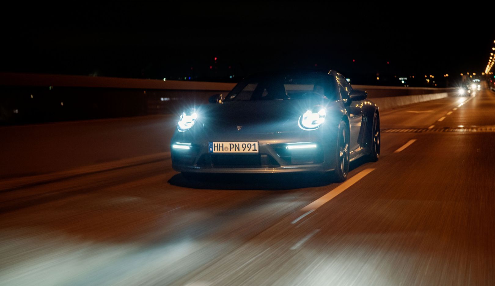 Eine elegante Begleitung für den Abend: der 331 kW (450 PS) starke 911 in Aventuringrünmetallic.