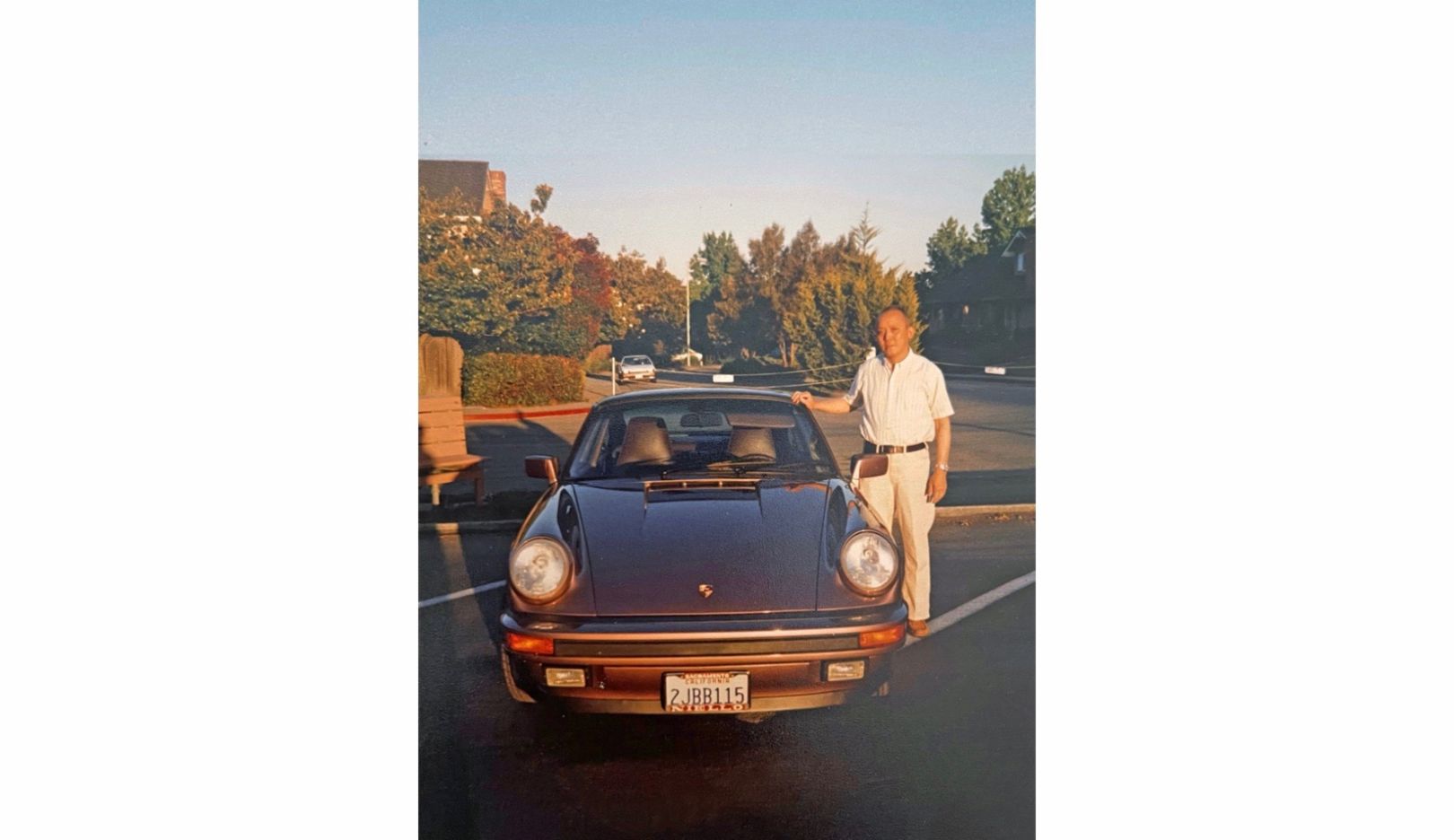 George Wu compró su primer Porsche 911 al jubilarse. Su hijo, el actor Daniel Wu, tenía por aquel entonces 12 años y a él le correspondió elegir el color: se decidió por el inusual rojo cassis.