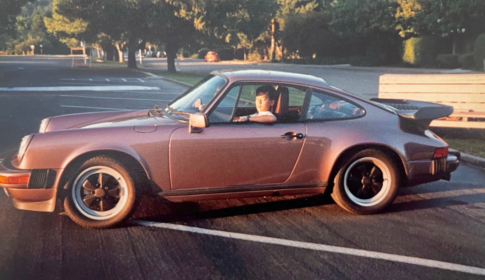O primeiro passeio no Porsche 911 do pai – na escola, o garoto de 12 anos mal podia esperar para ver o carro novo nesse dia. A experiência despertou a paixão de Daniel Wu por veículos esportivos e pela Porsche. 