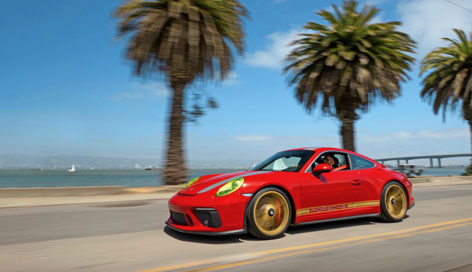 2018년식 포르쉐 911 GT3 투어링도 이제 다니엘 컬렉션에 포함된다. 독특한 도장의 스포츠카는 샌프란시스코 거리에서 바로 눈에 띈다.