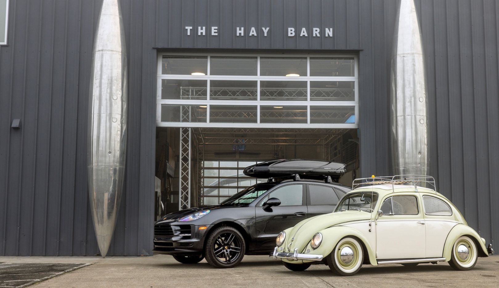 Pas de deux: l’artista Gordon Huether apprezza la parentela tra il suo Maggiolino VW del 1959 e la sua Porsche Macan S.