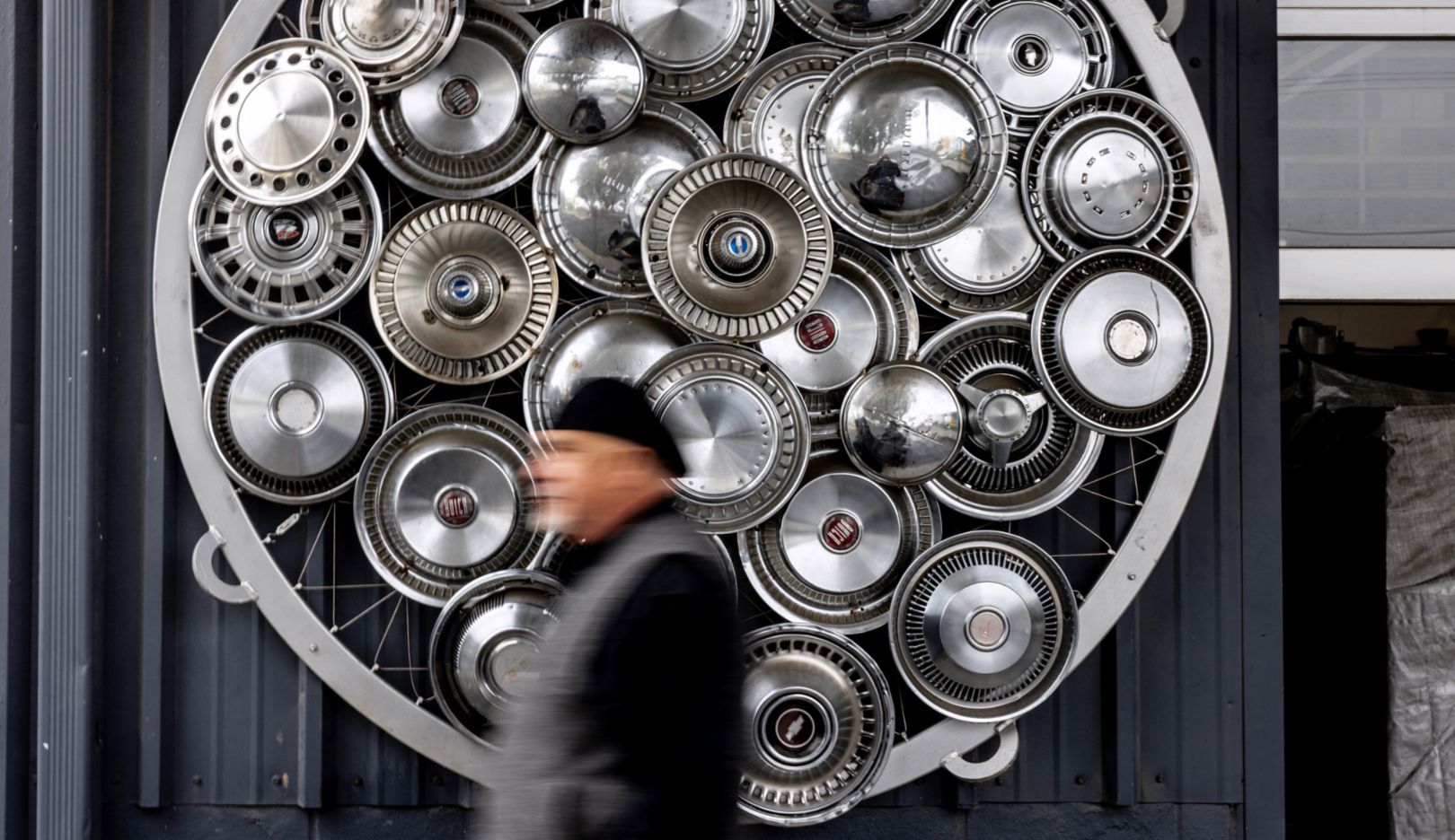 圆形之物：戈登·休瑟利用轮毂盖设计的艺术装置，成为停车场的入口。驶入加州圣马特奥某座停车场时，映入眼帘的将是由 1,000 个轮毂盖组成的巨大球体。  