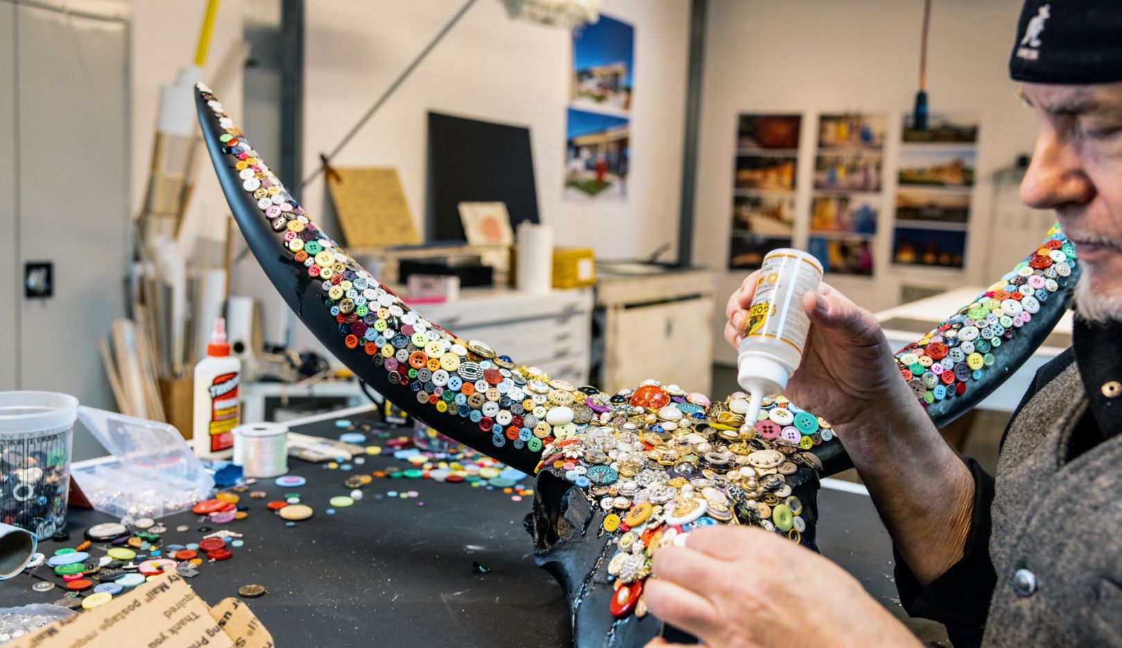 藝術升級改造：戈登‧休瑟結合運用復古鈕扣，在德州長角牛頭骨創造出一件藝術品。