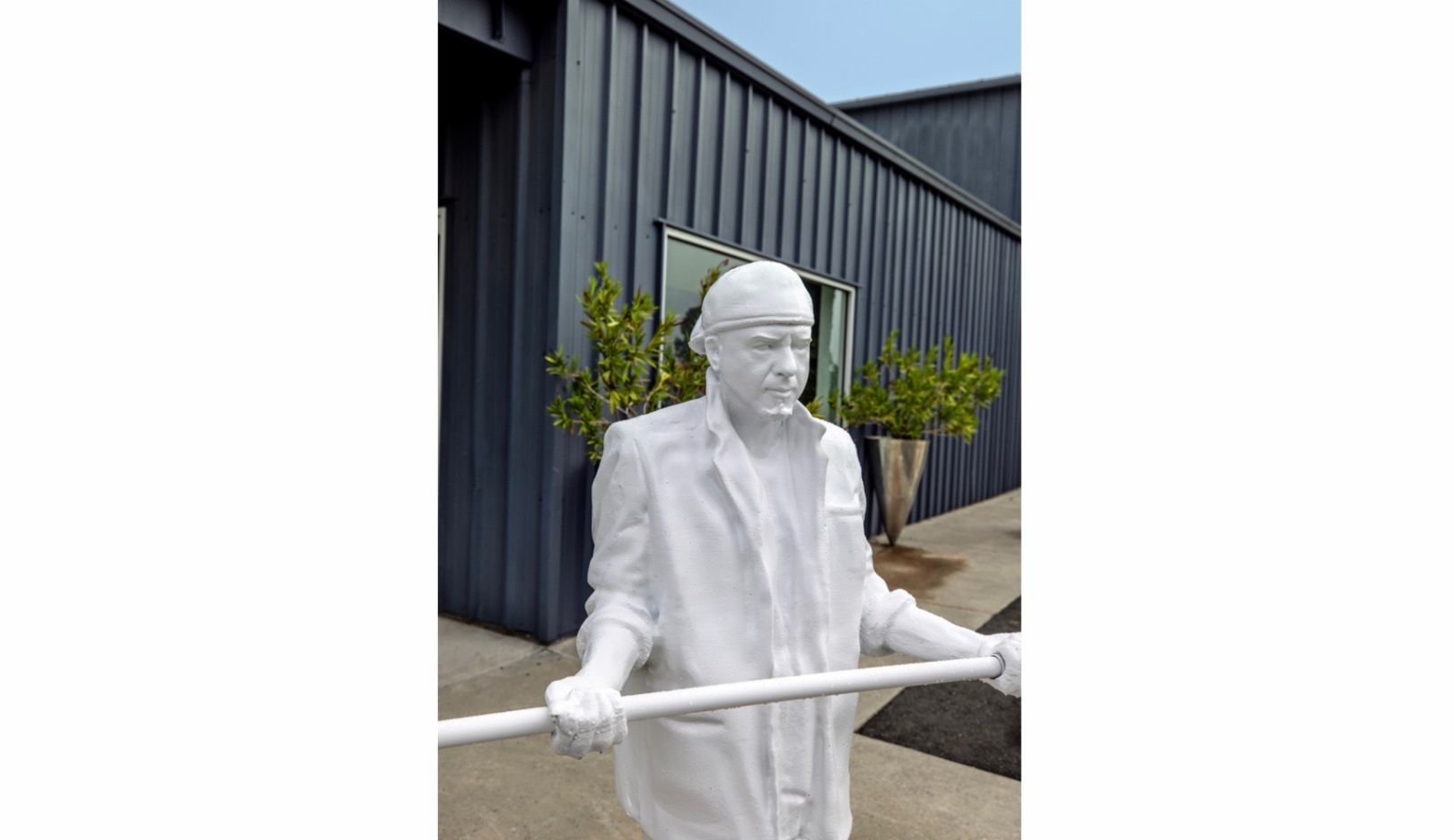 钢丝表演者的自画像：重物悬挂在横杆末端。雕塑原作位于美国北卡罗来纳州罗利达拉姆国际机场，钢丝表演者在旅客上方自在翱翔。