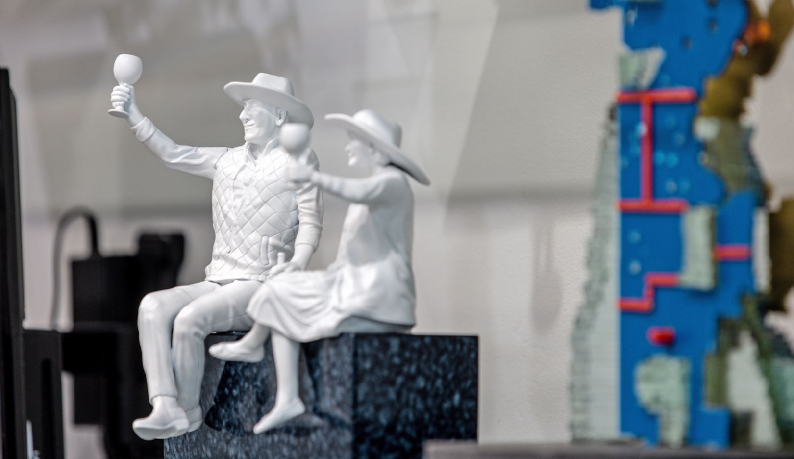 Pionniers de la Napa Valley : cette sculpture rend hommage à Robert Mondavi et Margrit Biever Mondavi. Cette photo en montre une version miniaturisée. Dans l’originale, le couple est installé sur le toit de l’institut culinaire d’Amérique.